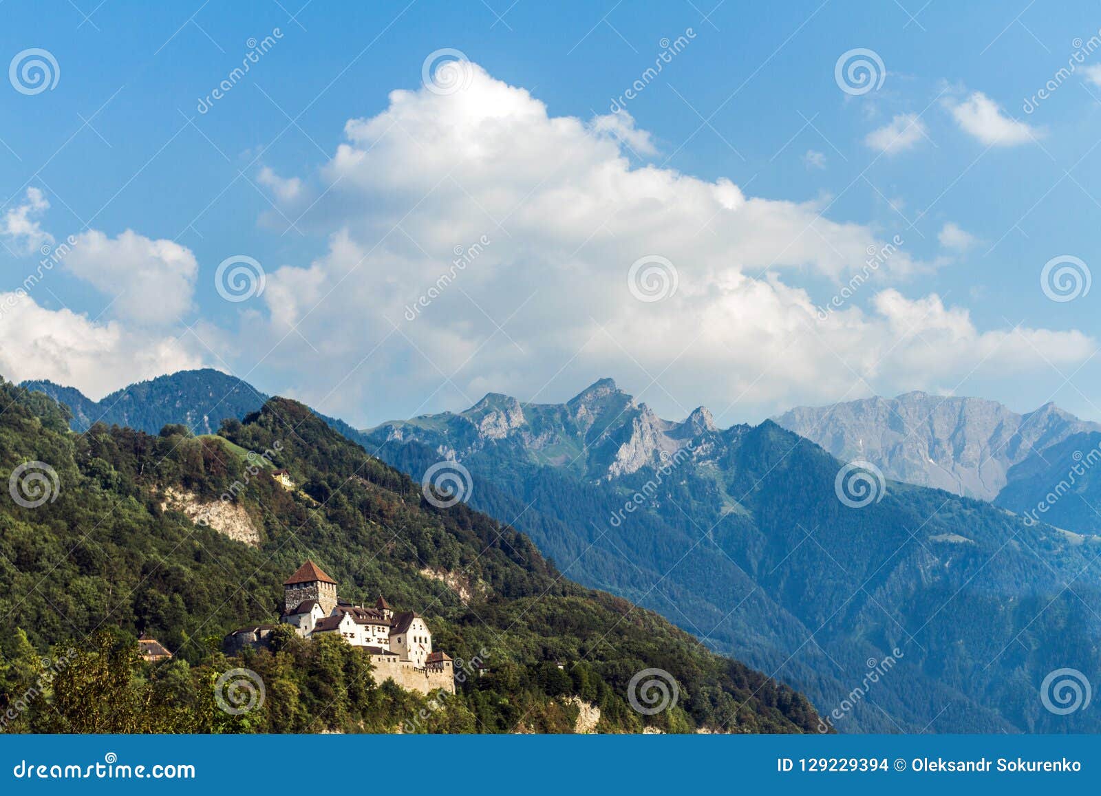 Een Vaduz-kasteel Van Liechtenstein Met Mooie Alpen Op Achtergrond ...