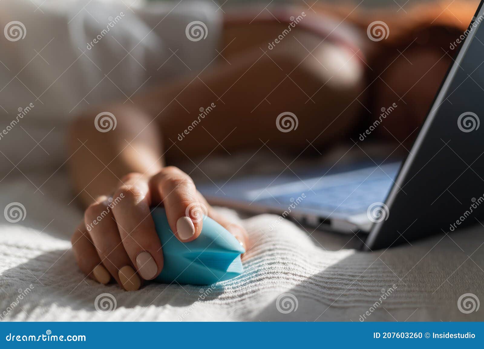 Een Vrouw Ligt in Bed Met Een Litorale Trilling En Kijkt Porno Op Een Laptop