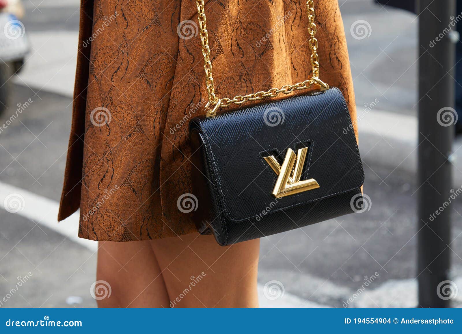 Een Vrouw Met Een Zwarte Louis Vuitton Tas Met Een Gouden Logo En