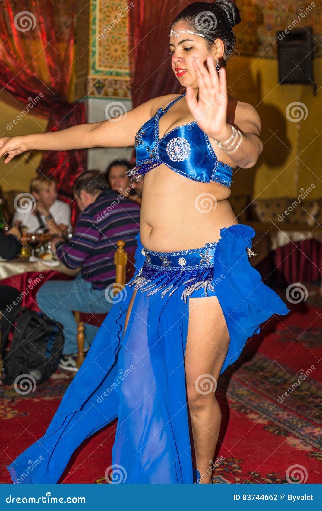 Ramkoers Kast uitspraak Een Vrouwelijke Danser Die in Marrakech, Marokko Presteren Redactionele  Fotografie - Image of uitvoerder, elegantie: 83744662