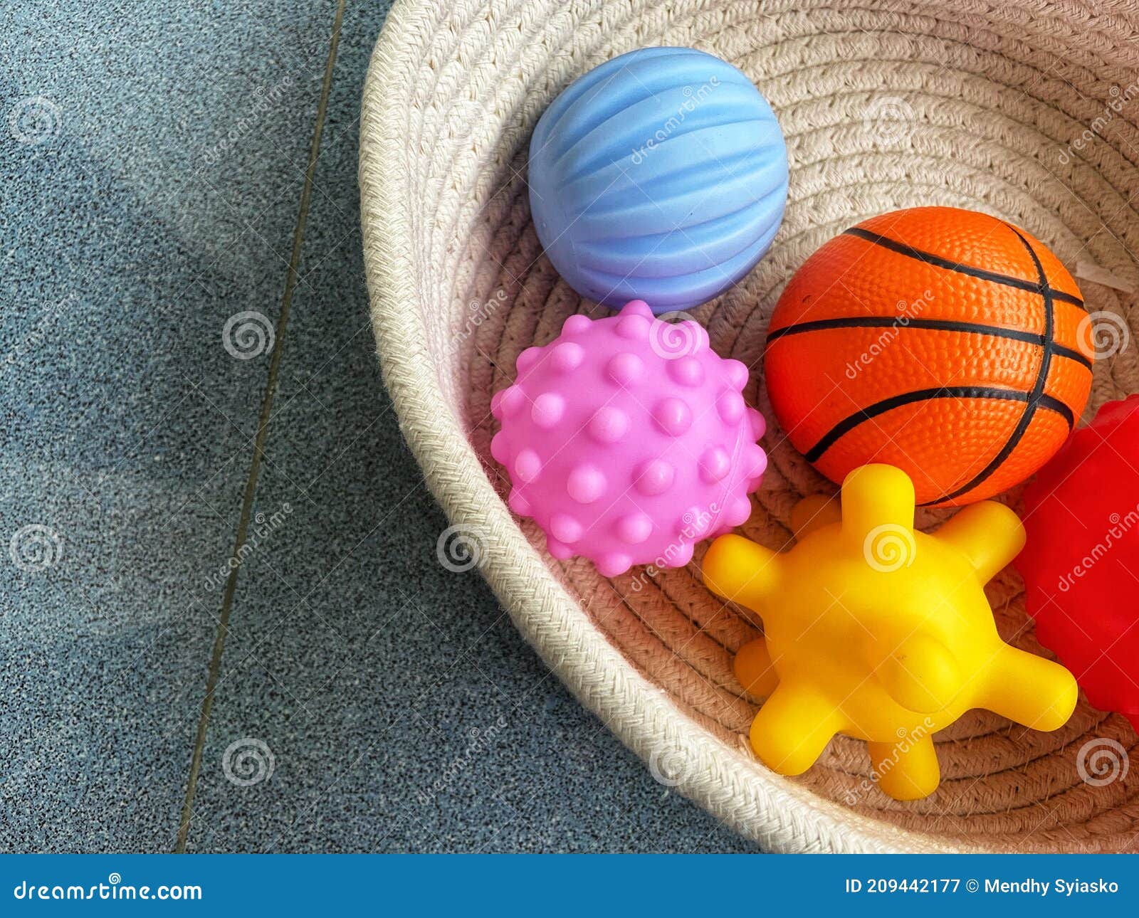Verzorgen venster Wiskunde Een Wasmand Met Rubberkogel Stock Afbeelding - Image of sport, speelgoed:  209442177