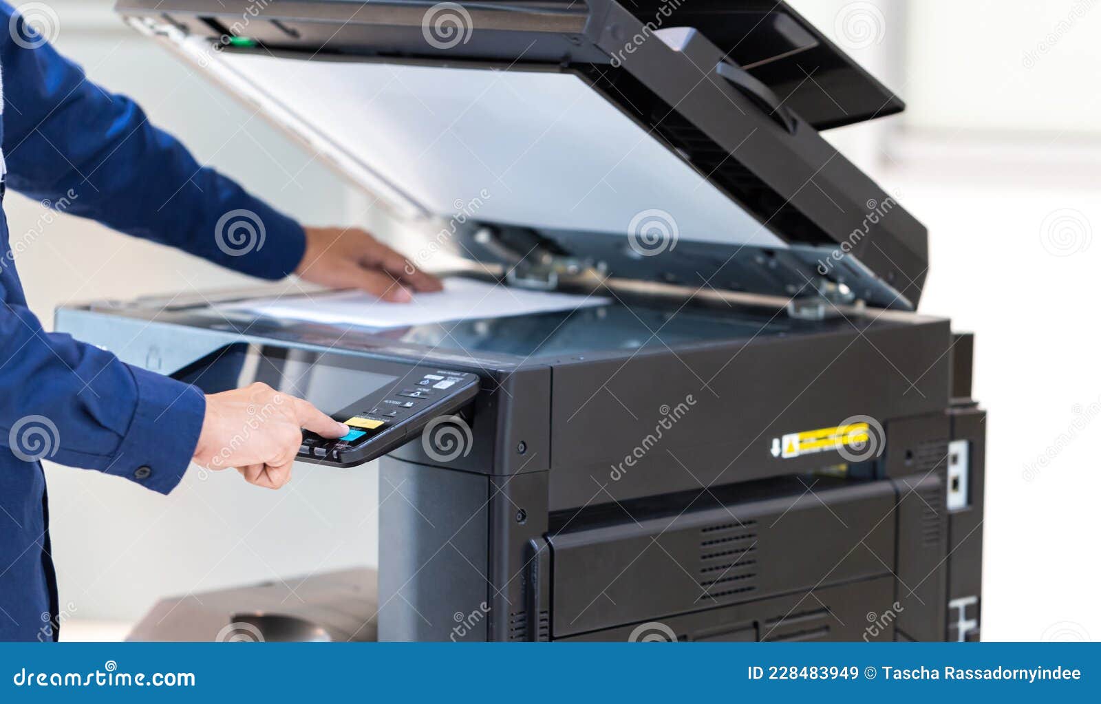 een zakelijke persknop op het paneel van fotokopieerapparaat dat werkt fotokopie%C3%ABn kantoorontwerp de zakenman printer aan 228483949