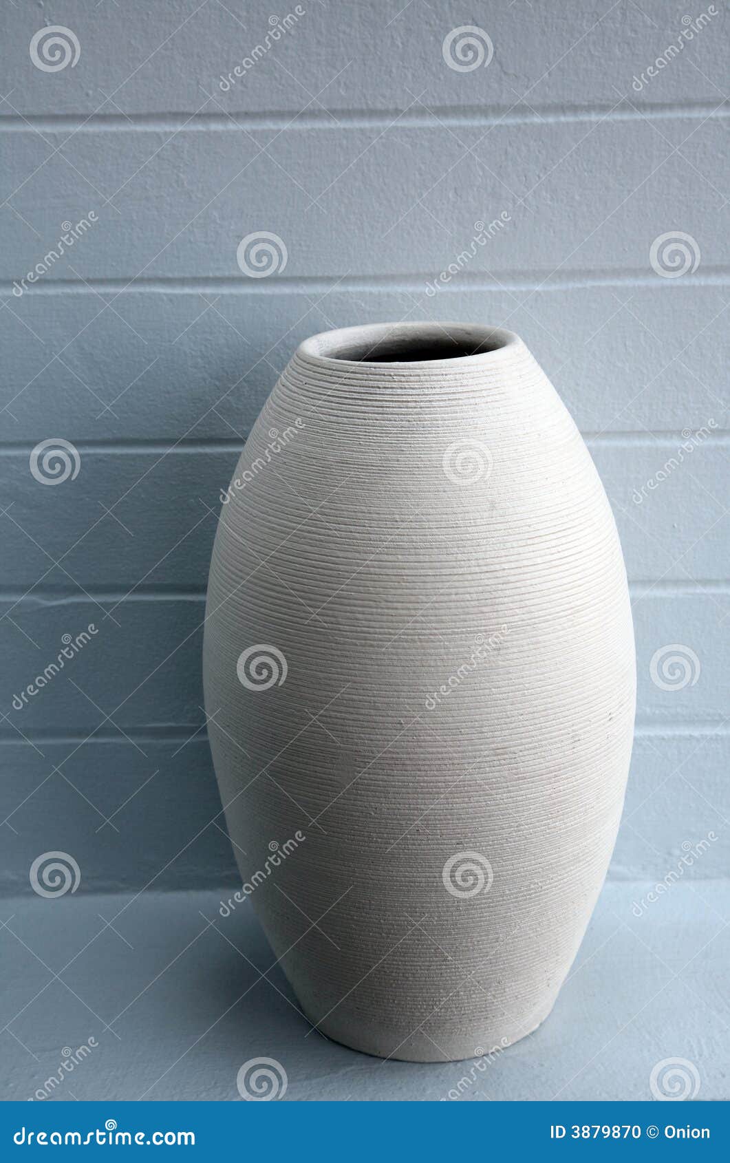Eenvoudige aarden vaas stock foto. Image of schoon - 3879870
