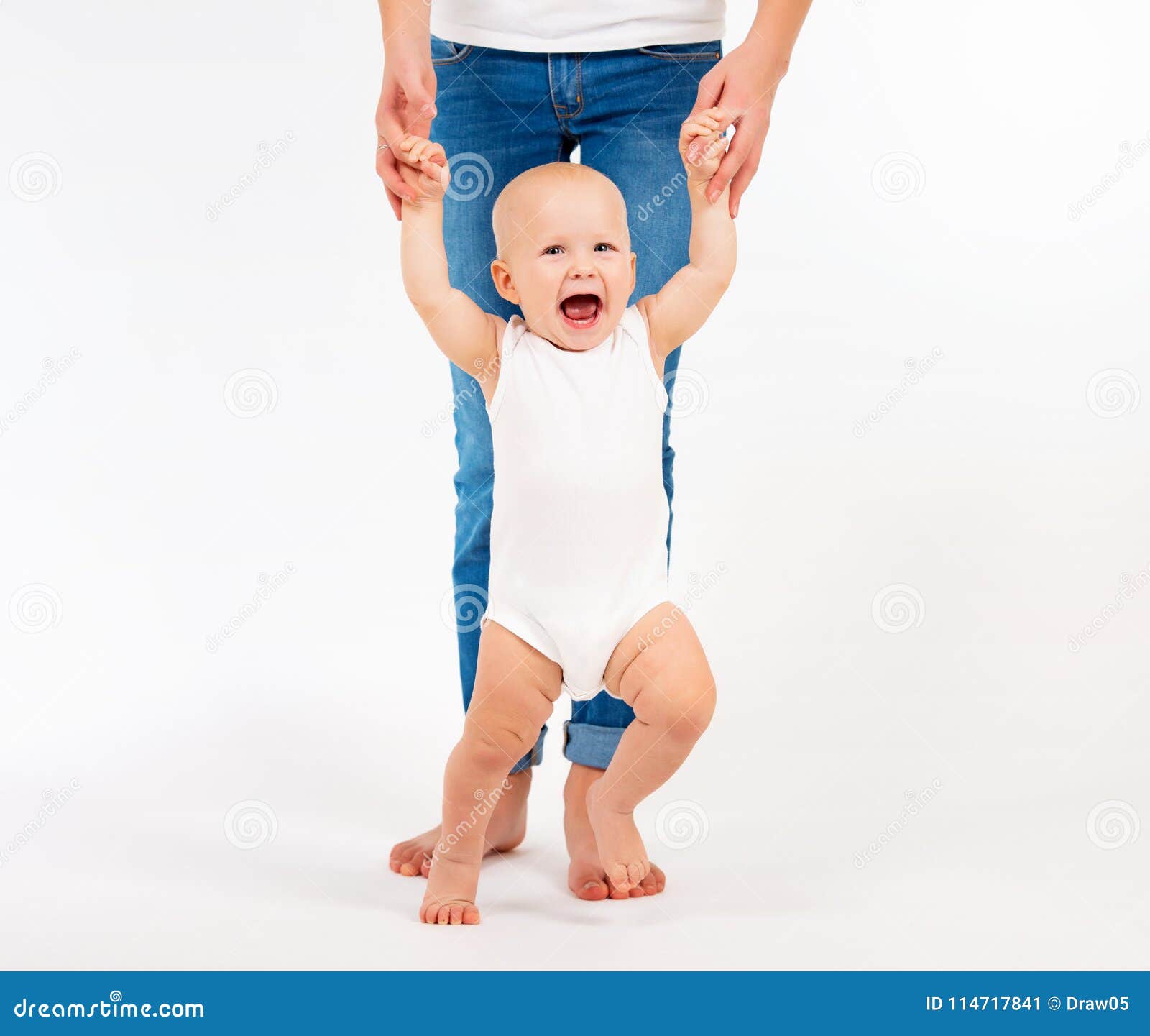 Parel stroom In Eerste Stappen Weinig Babymeisje Die Leren Te Lopen Stock Afbeelding -  Image of leuk, geïsoleerd: 114717841