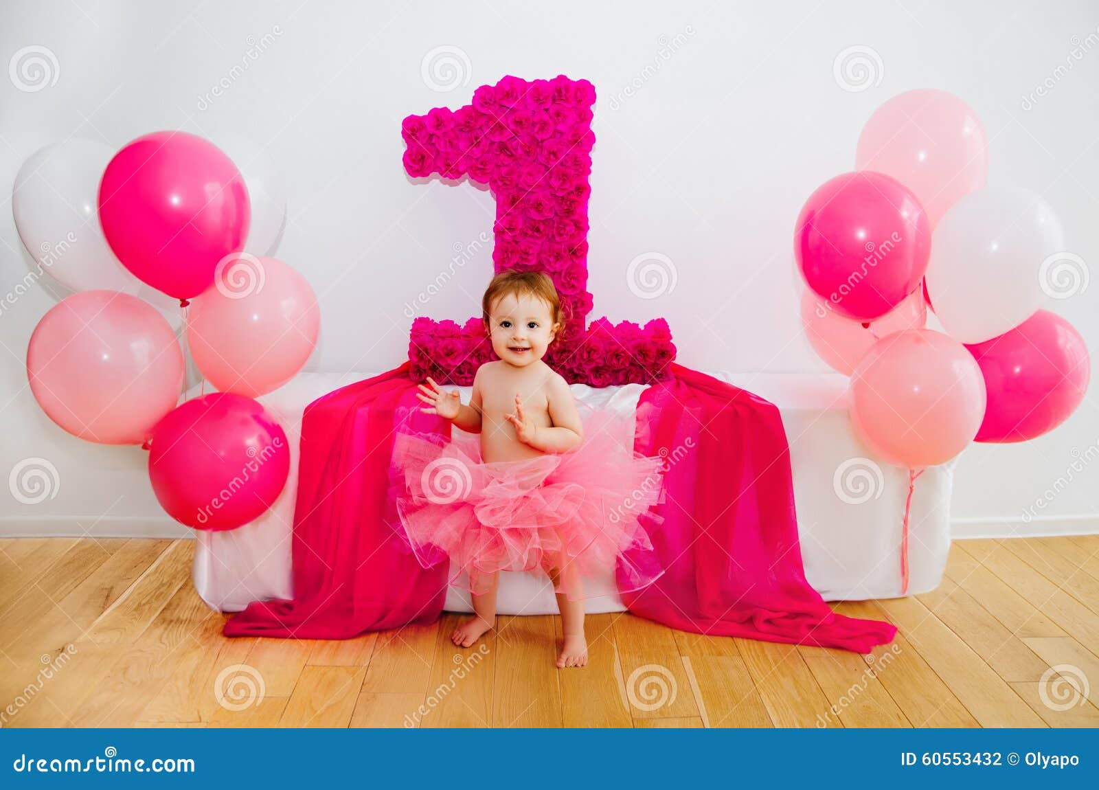 Dokter Getuigen Voor u Eerste Verjaardag Baby in Pluizige Roze Rok, Met Ballons En Bi Stock Foto -  Image of uitgelijnd, heden: 60553432