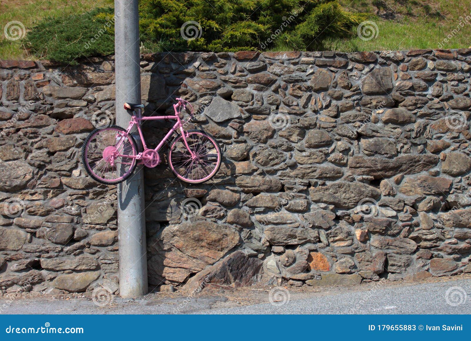 Efecto óptico Para Una Bicicleta Rosa Colgante Que Parece Correr Sobre Una Calle De Piedra Para Los Amantes Del Ciclismo Imagen archivo - Imagen de pedal, machismo: 179655883