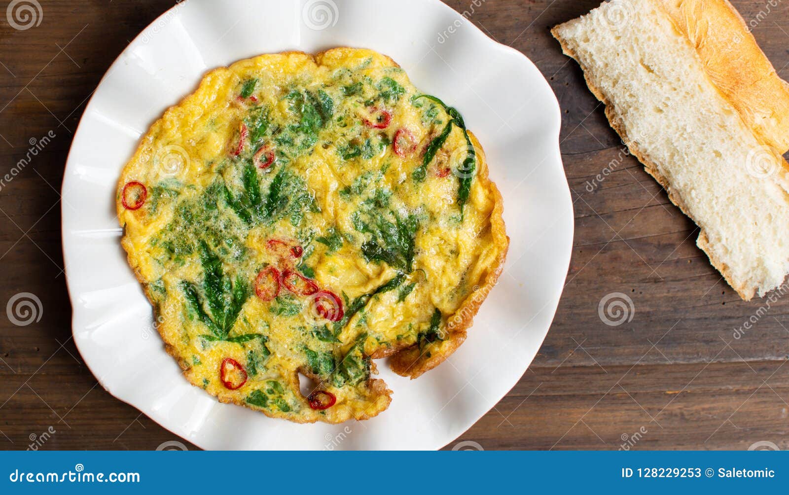 Egg La Tortilla Con Las Hojas De La Marijuana En Una Placa Imagen de archivo Imagen de hojea