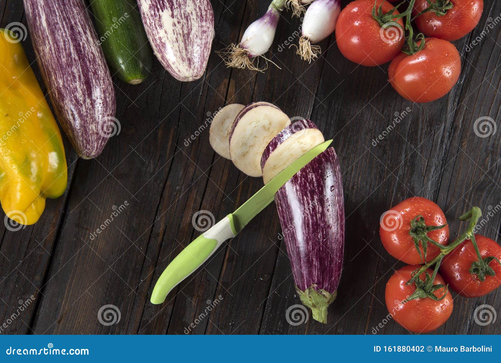 melanzane pomodori peperoni sul tavolo di legno