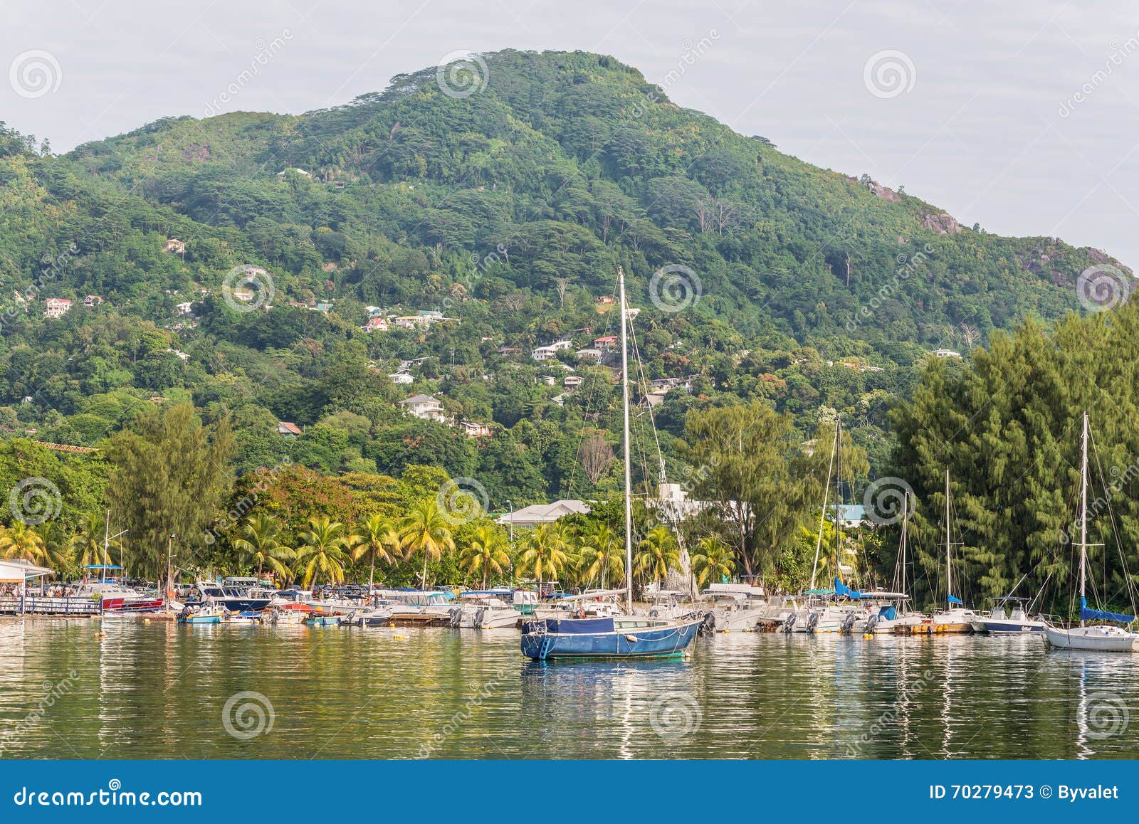 Żeglowanie łodzie na Mahe, Seychelles. Wiktoria, Mahe wyspa Seychelles, Grudzień, - 16, 2015: Piękni jachty i łodzie w schronieniu Portowy Wiktoria, Mahe wyspa, Seychelles Wiktoria jest stolicą Seychelles i lokalizuje na północno-wschodni stronie Mahe wyspa archipelag główna wyspa