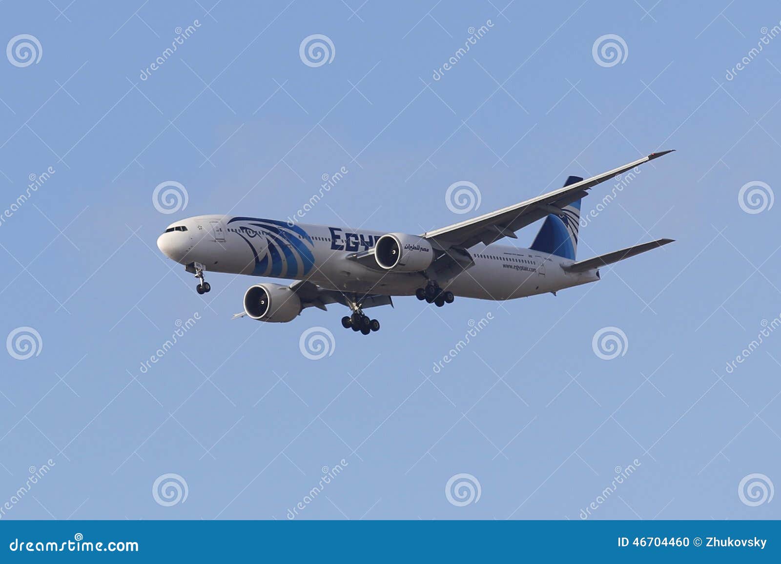 NEW YORK - 11 NOVEMBRE: EgyptAir Boeing 777 in cielo di New York prima dell'atterraggio all'aeroporto di JFK l'11 novembre 2014 è il trasportatore che di bandiera la linea aerea dell'Egitto ha basato all'aeroporto internazionale di Il Cairo