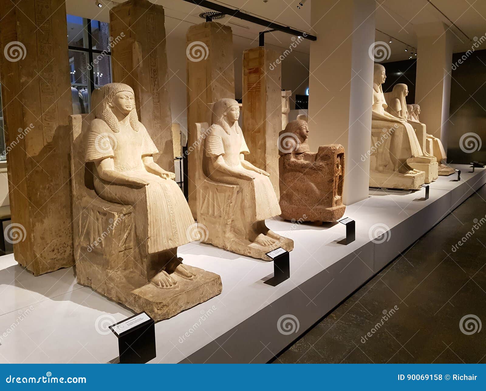Egyptiska statyer i museum. Statyer av egyptier i museum