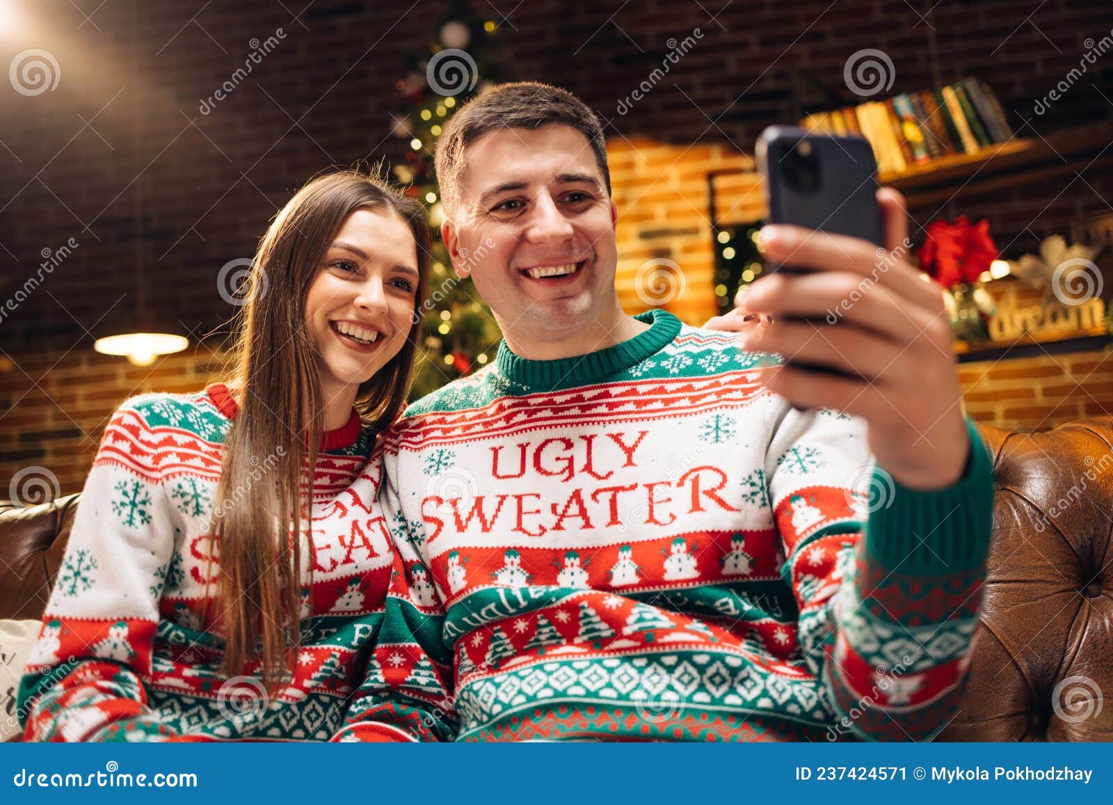 Ehepaar Im Winter Sweaters Aufnehmen Video Der Neuen Jahre