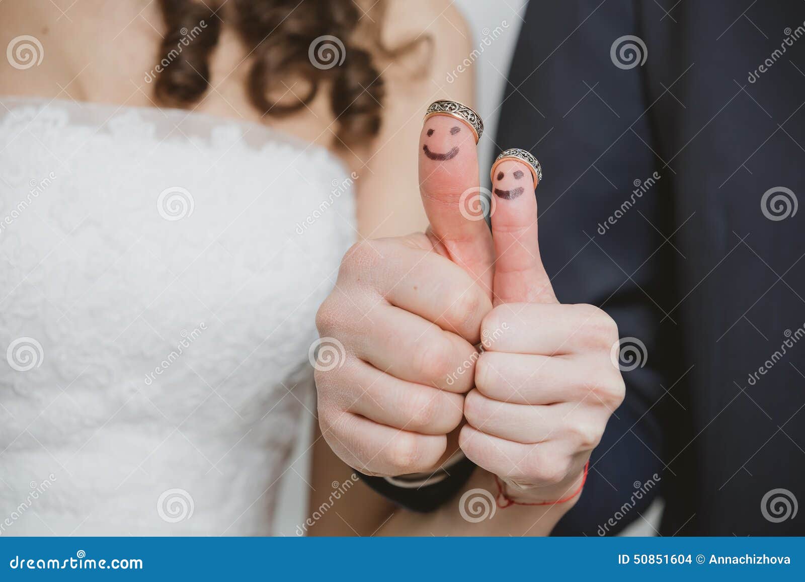 Eheringe Auf Ihren Fingern Gemalt Mit Stockfoto Bild Von Gemalt Fingern