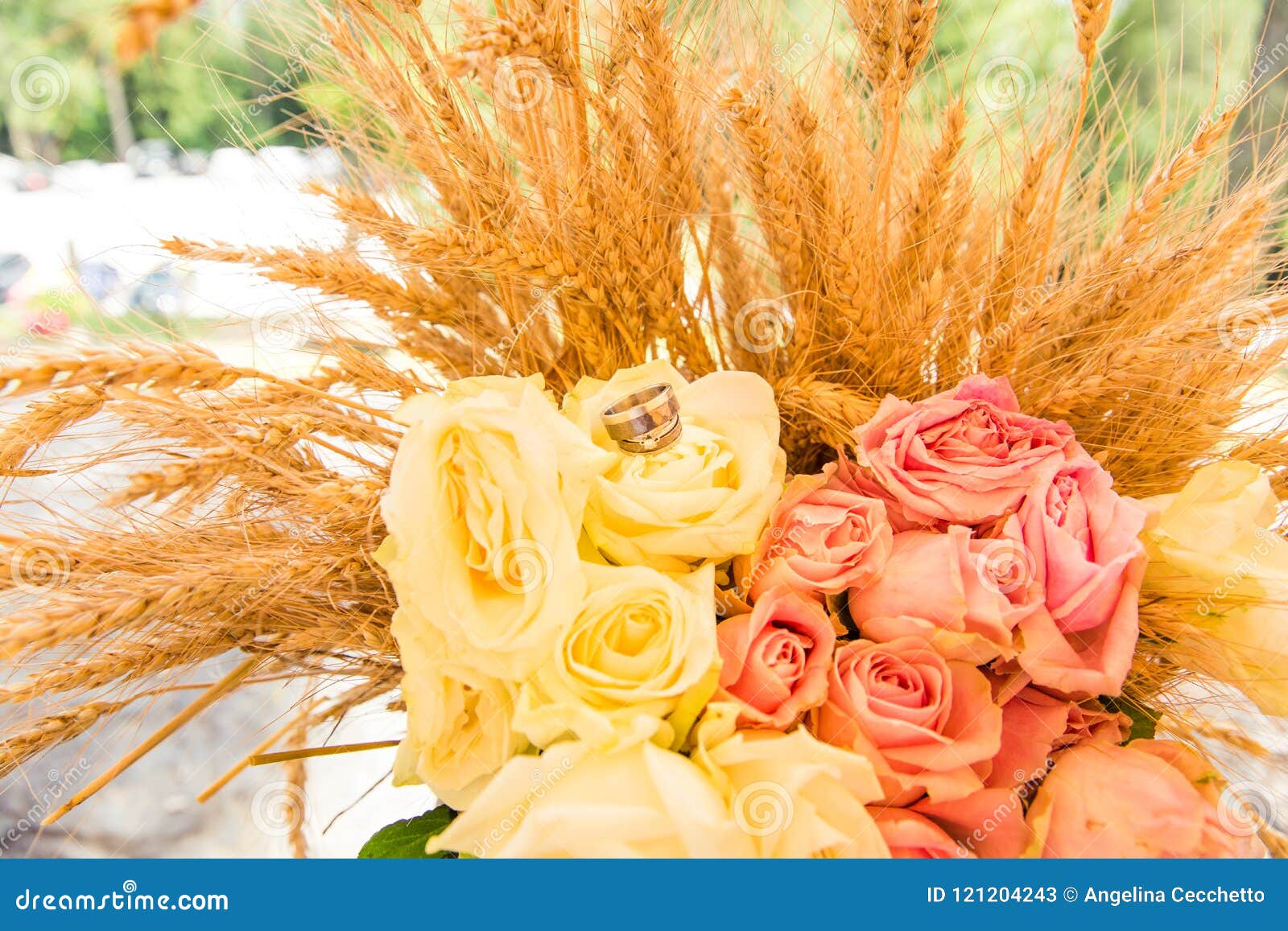 Eheringe Auf Rosen Blumenstrauss Und Weizenahren Stockbild Bild Von Rosen Weizenahren