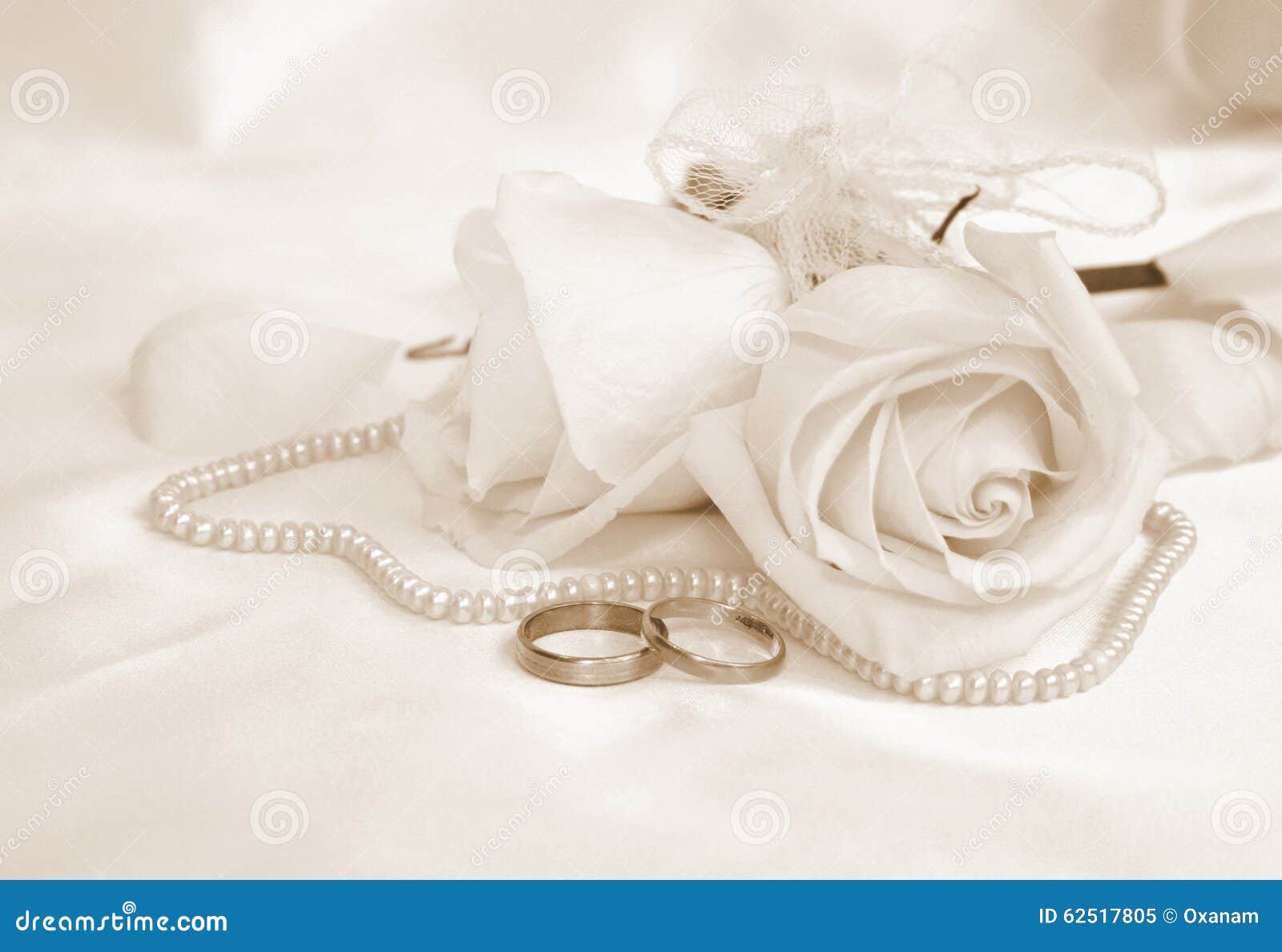 Eheringe Und Rosen Als Hochzeitshintergrund Im Sepia Getont R Stockbild Bild Von Blumenblatt Ring