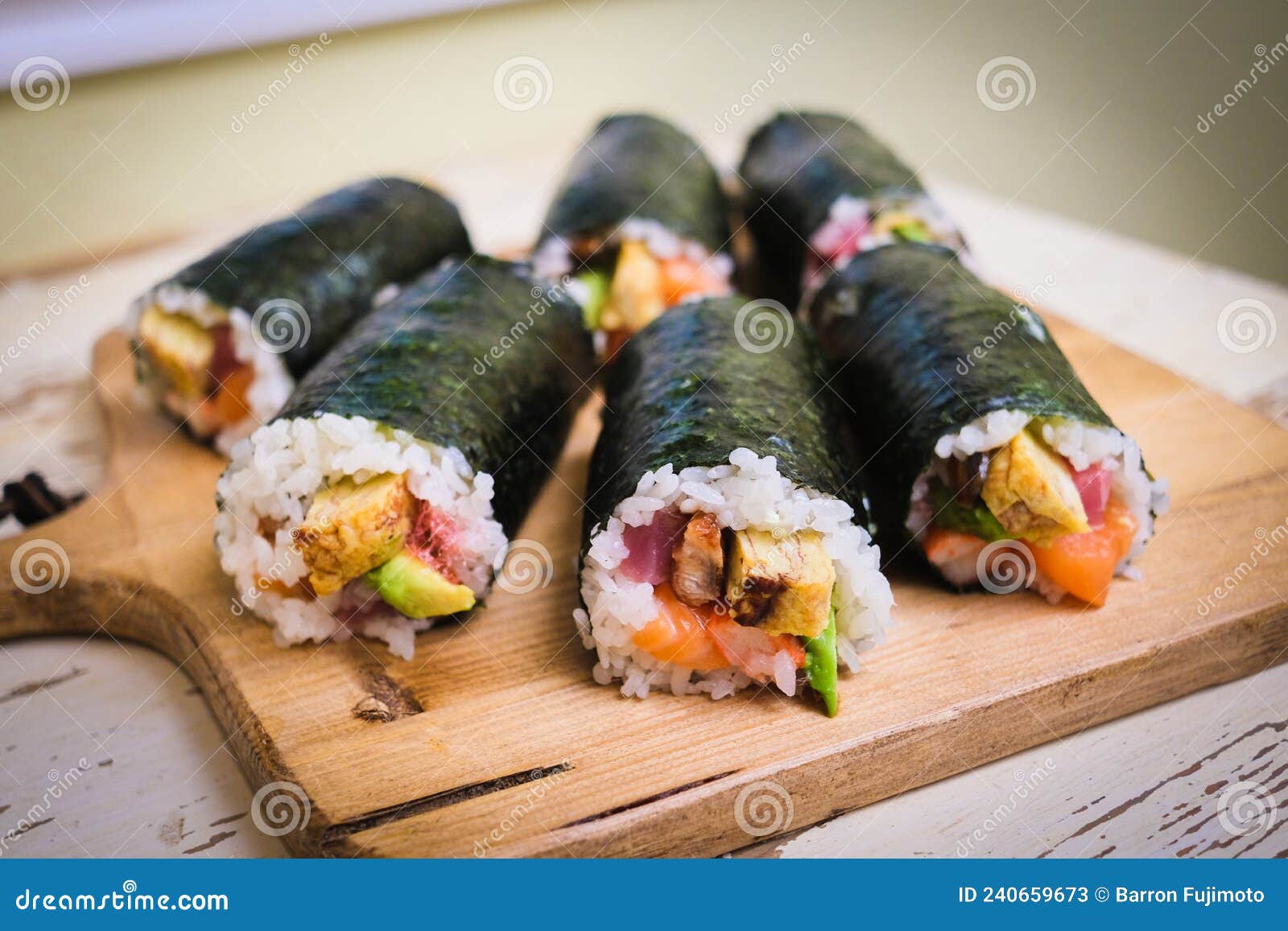 https://thumbs.dreamstime.com/z/ehoumaki-sushi-rolls-setsubun-six-large-filled-eel-egg-tuna-salmon-avocado-rice-240659673.jpg