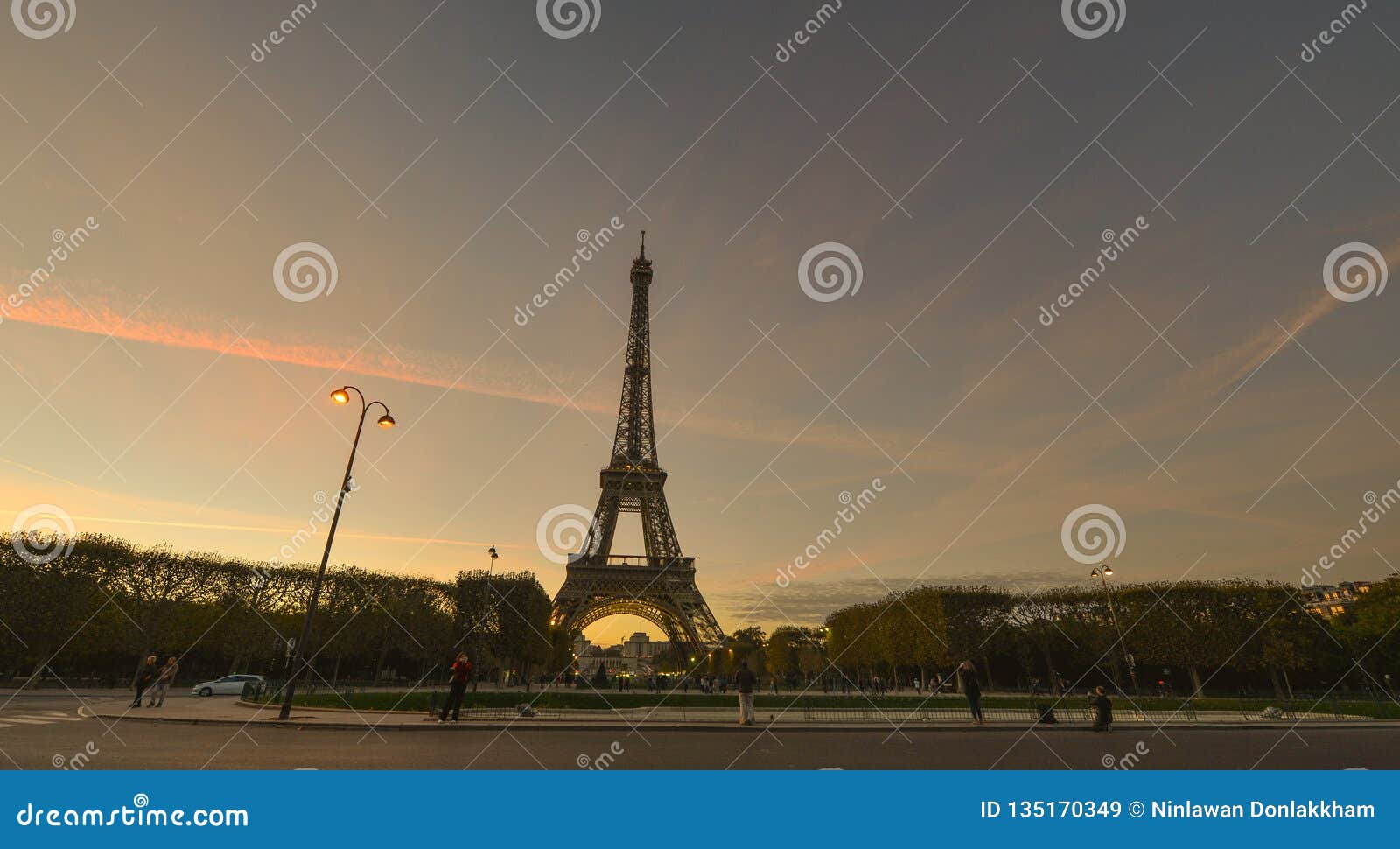 Eiffel Tower at twilight editorial stock image. Image of famous - 135170349