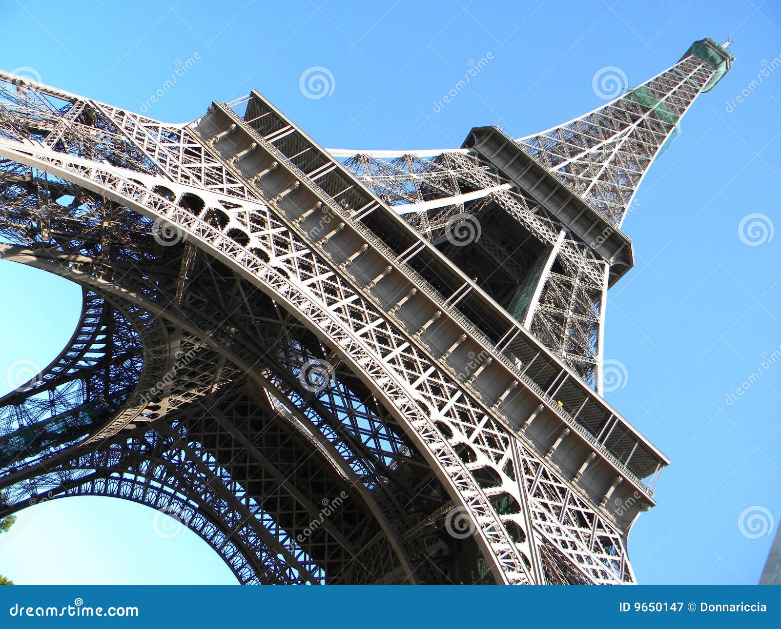 Eiffelturm, Paris. Eiffelturm in Paris. Blauer Himmel auf Hintergrund