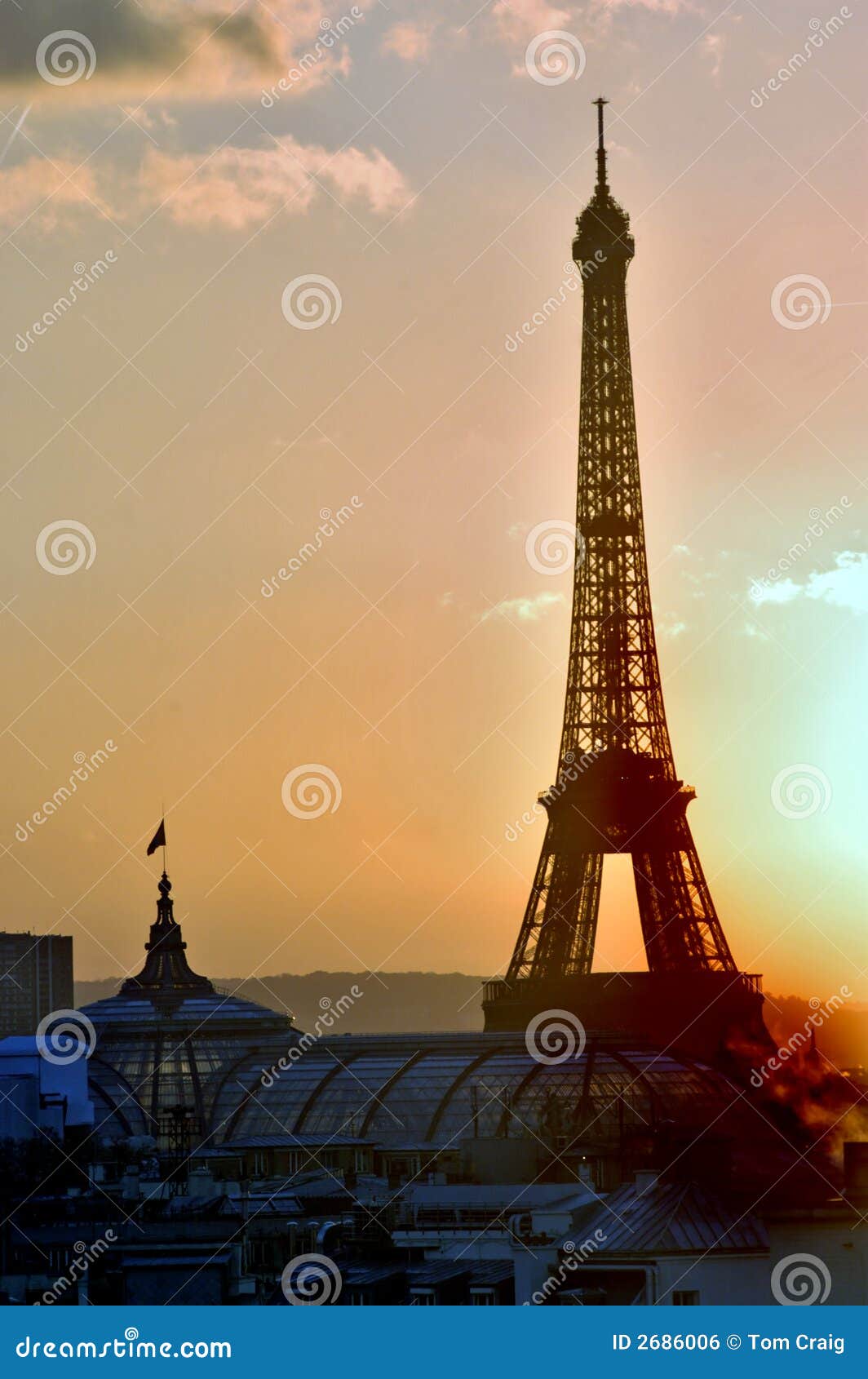Eiffelturm am Sonnenuntergang. Paris, Frankreich, Ansicht des Eiffelturms am Sonnenuntergang.
