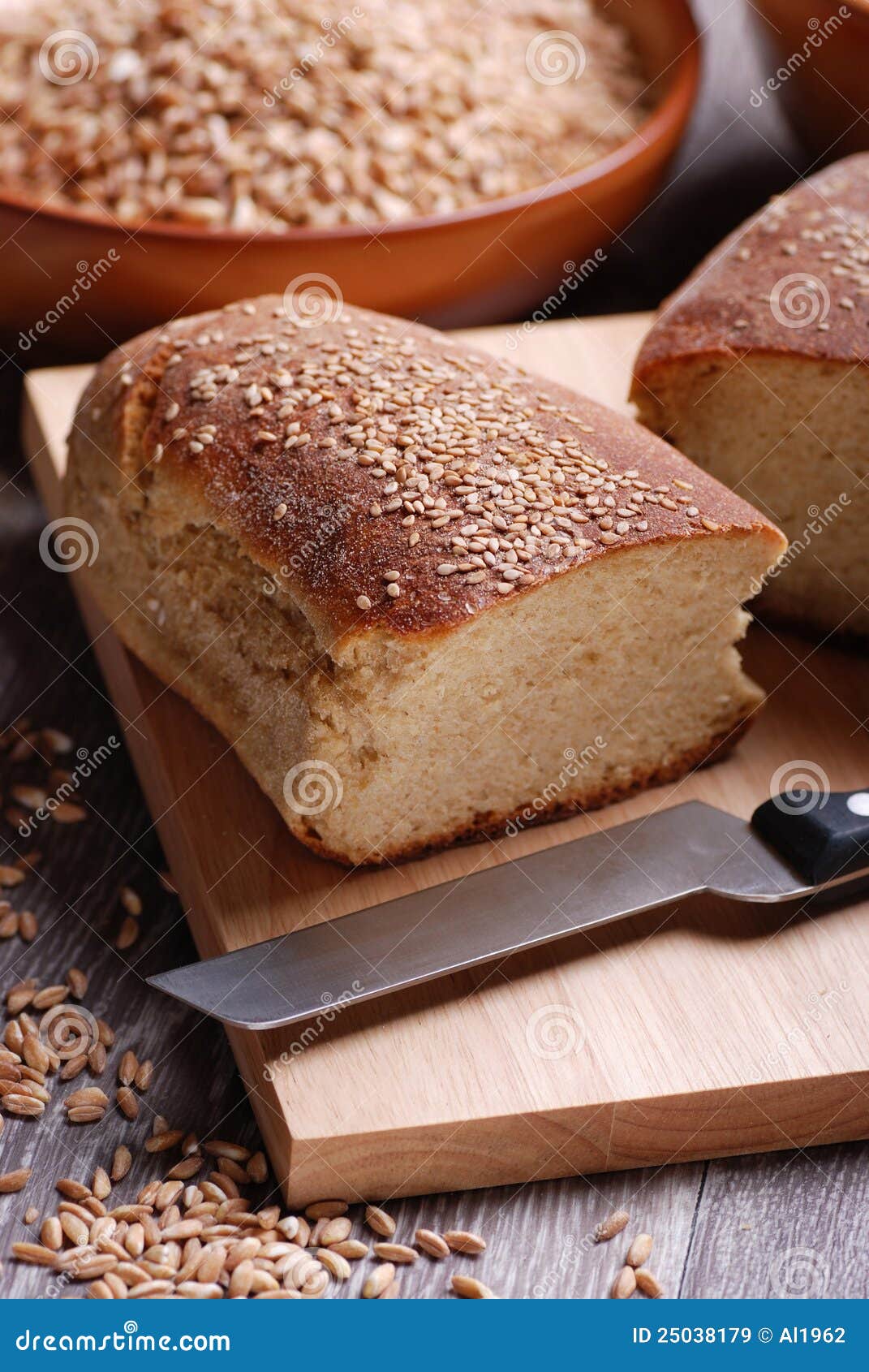 Eigengemaakt brood dat op de houten lijst met mes wordt gesneden