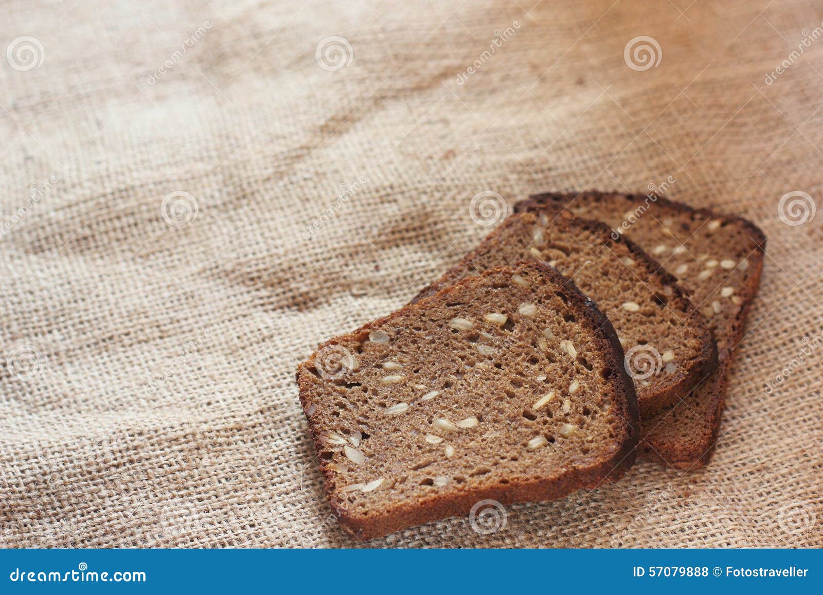 Eigengemaakt roggebrood met zemelen en zaden Zachte nadruk