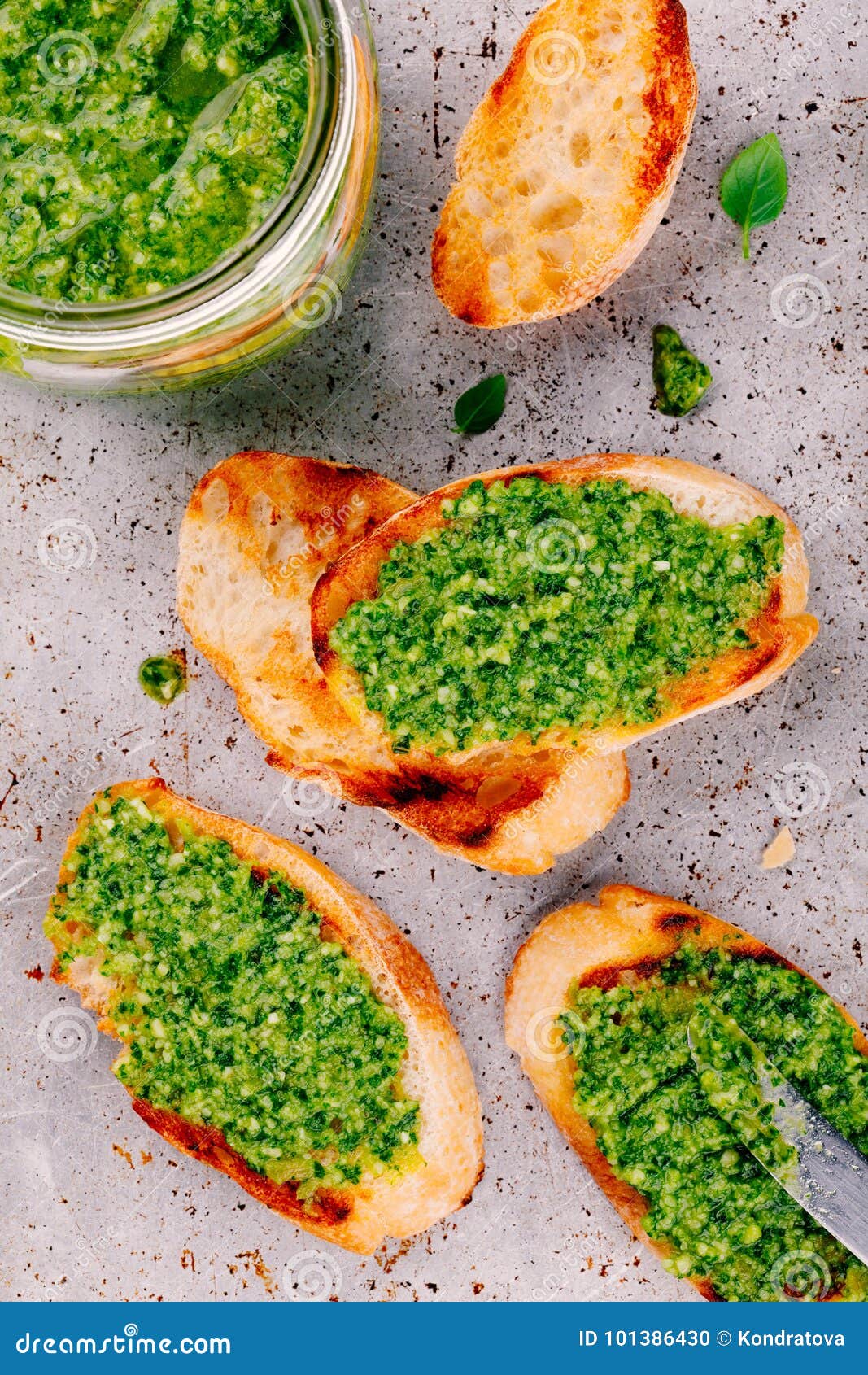 Eigengemaakte Bruschetta Met Pesto Stock Foto Image of groen