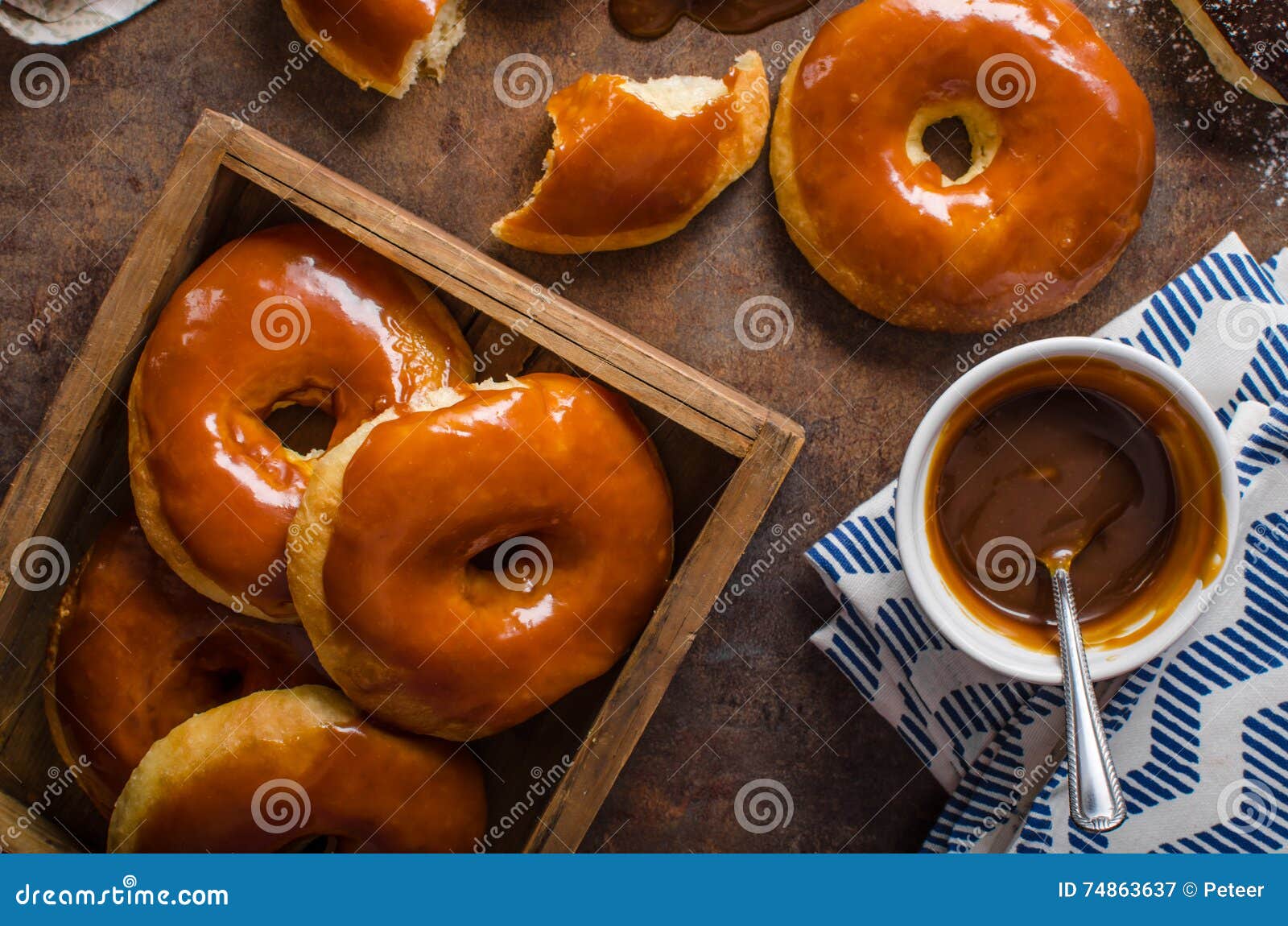 Eigengemaakte donuts twee soorten. Eigengemaakte donuts met karamel en donkere die chocolade, in oven wordt gebakken