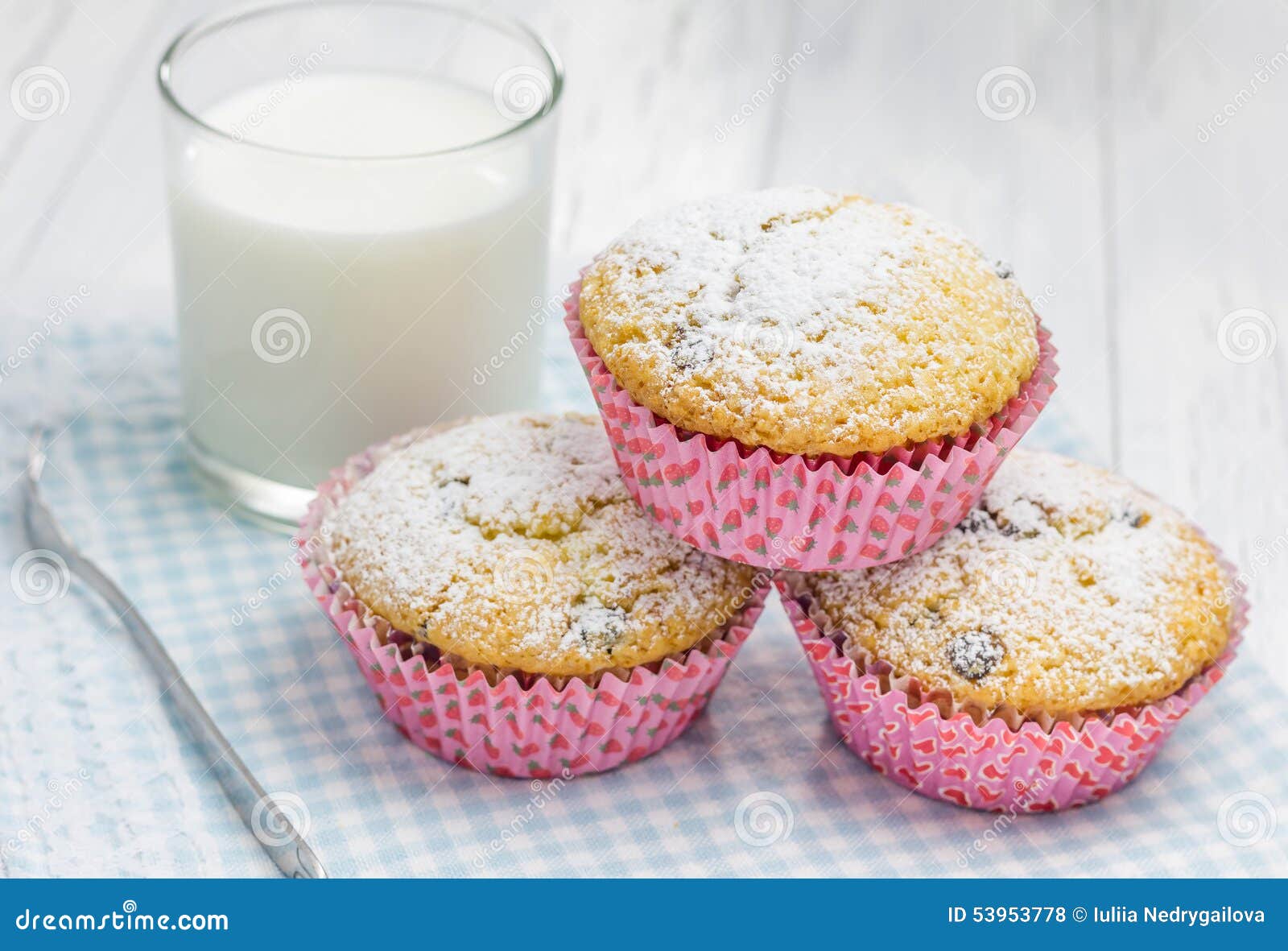 Eigengemaakte Muffins Met Chocospaanders En Glas Melk Stock Foto