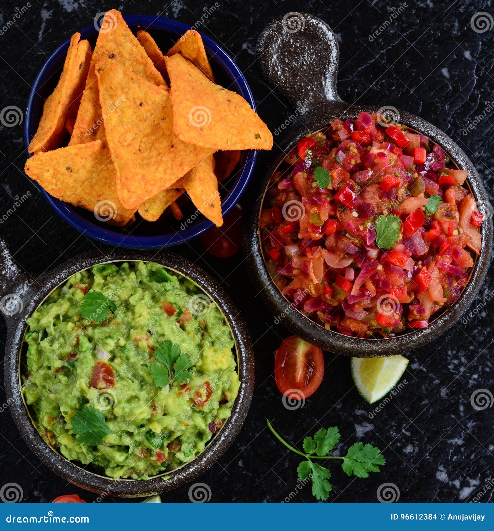 Eigengemaakte Salsa En Guacamole Met Graanspaanders Stock Foto Image