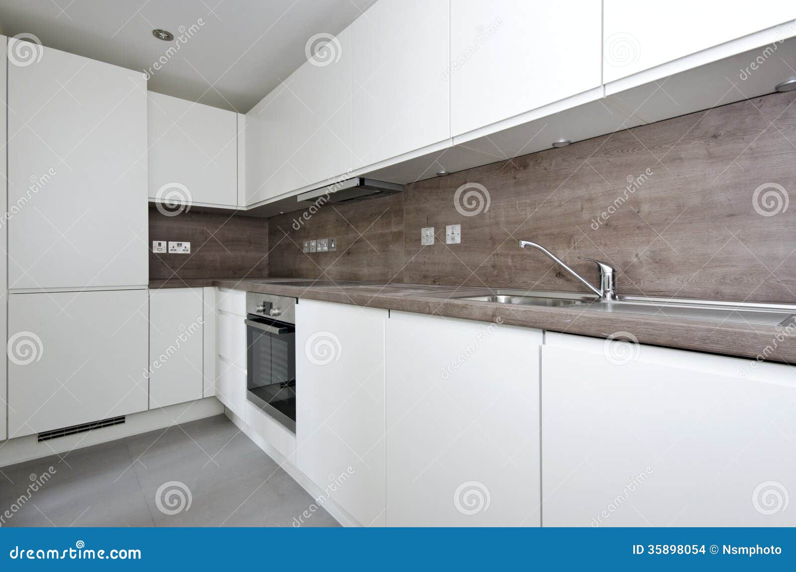 Eigentijdse keuken met natuursteen worktop en tegels in whi stock ... Keuken zwart bruin
