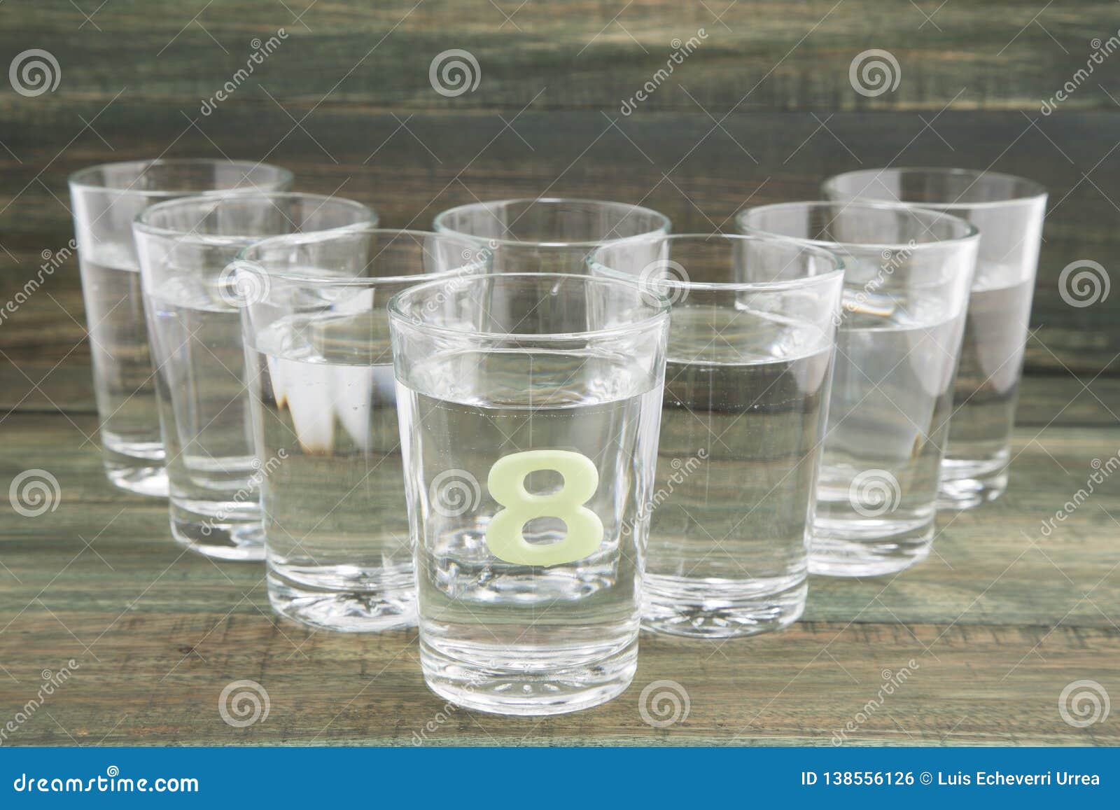 eight glasses of water a day - ocho vasos de agua