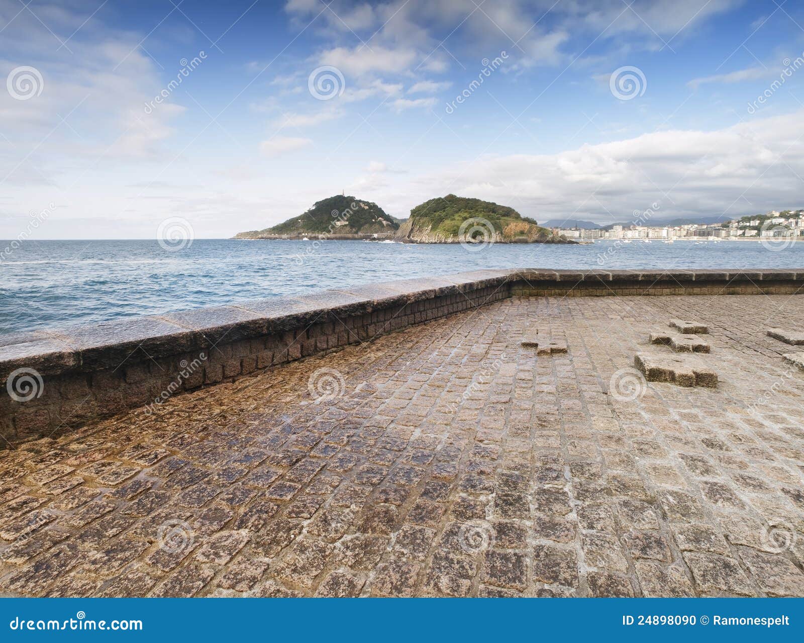 Eiland van Kerstman Clara (San Sebastian). Foto die op de kust van San Sebastian met het eiland van Kerstman Clara wordt genomen