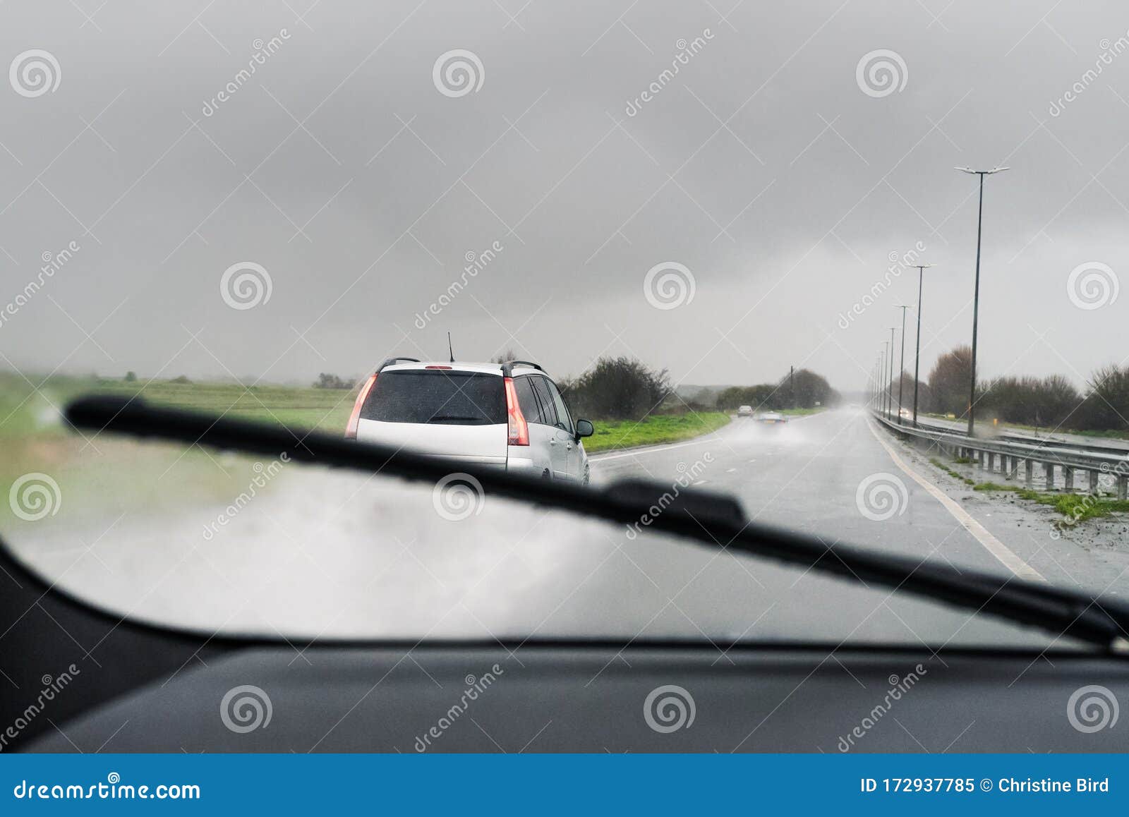 Ein Auto, Das Deutlich Wird, Wie Ein Windschutzscheibe Regen Durch Einen  Wischer Ausradiert Wird Spray Von Autos Auf Der Straße W Stockbild - Bild  von sprühen, abwischen: 172937785