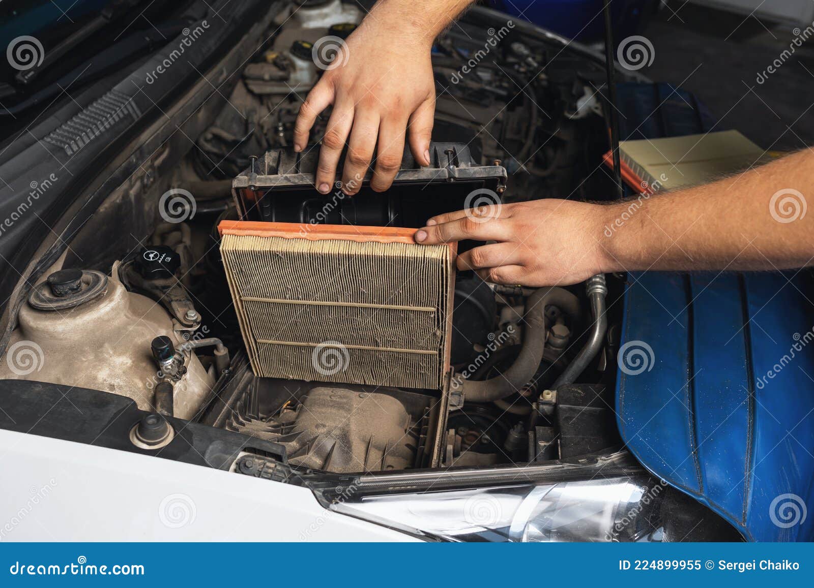 https://thumbs.dreamstime.com/z/ein-automechaniker-zeigt-einen-alten-motorluftfilter-224899955.jpg