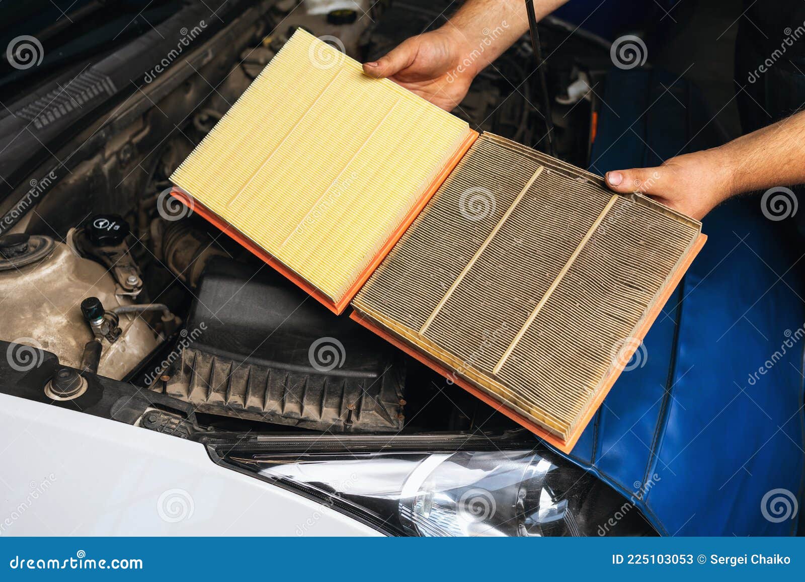 https://thumbs.dreamstime.com/z/ein-automechaniker-zeigt-zum-vergleich-zwei-motorluftfilter-altes-und-das-andere-neues-225103053.jpg