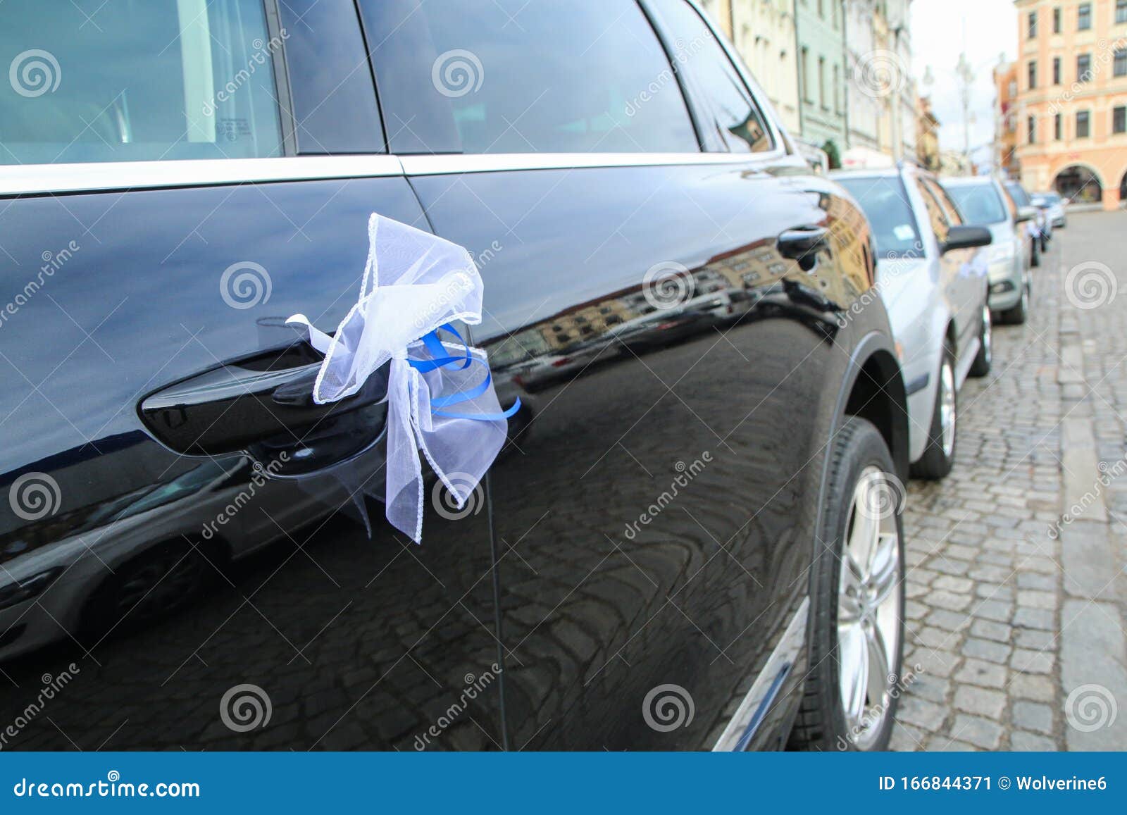 Ein Band am Türgriff Des Autos Stockbild - Bild von farbband