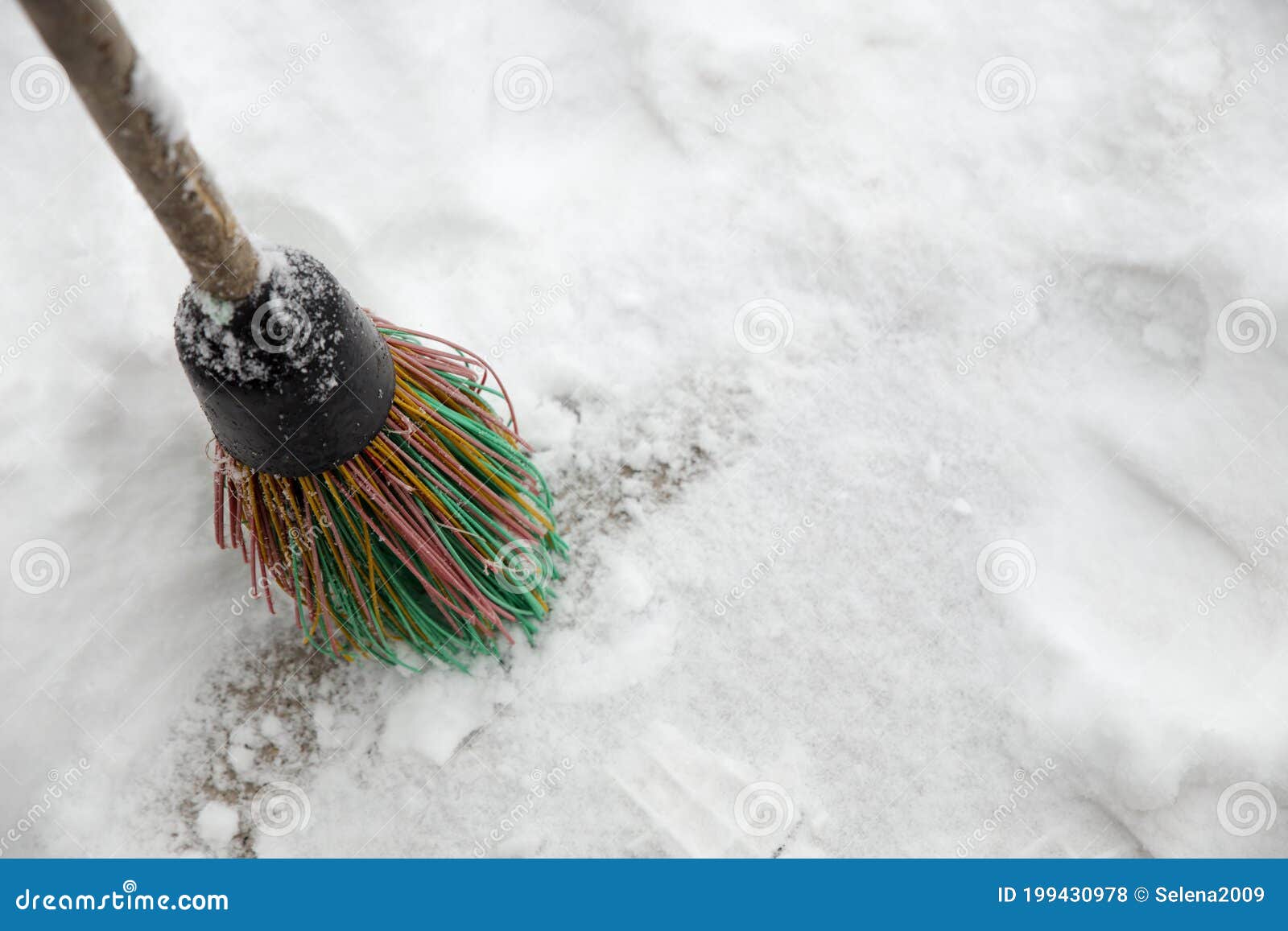 Ein Besen Im Schnee. Schneeräumung Im Winter. Ein Besen Fegt Den