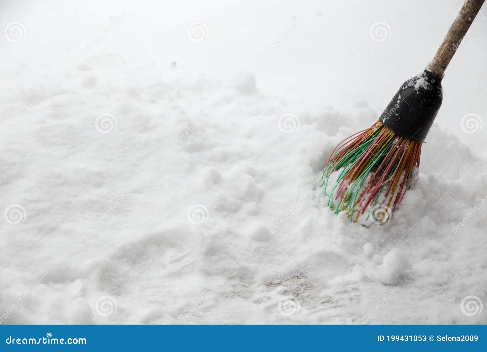 Ein Besen Im Schnee Schneeräumung Im Winter Ein Besen Fegt Den