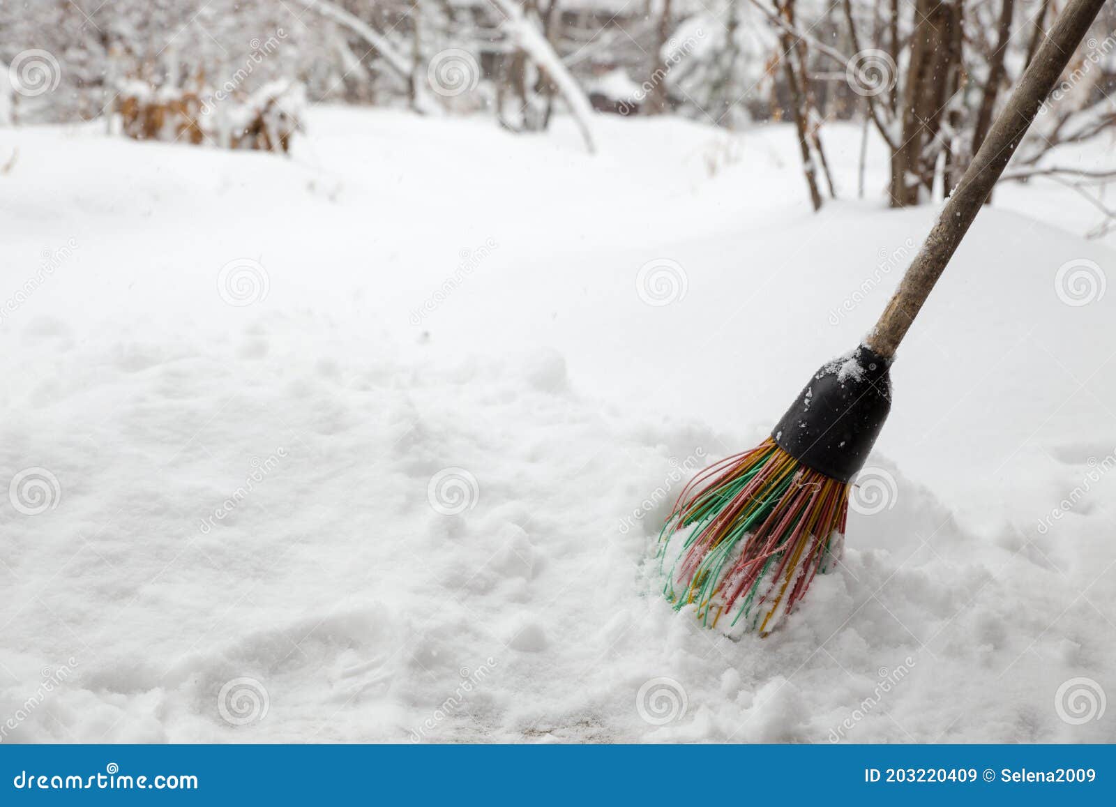 Ein Besen Im Schnee. Schneeräumung Im Winter. Ein Besen Fegt Den Schnee Für  Prävention Stockbild - Bild von schleife, oberfläche: 203220409
