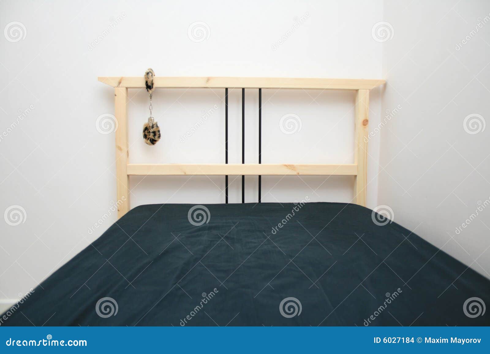 Ein Bett Mit Angebrachten Handschellen Stockfoto Bild Von Tasten