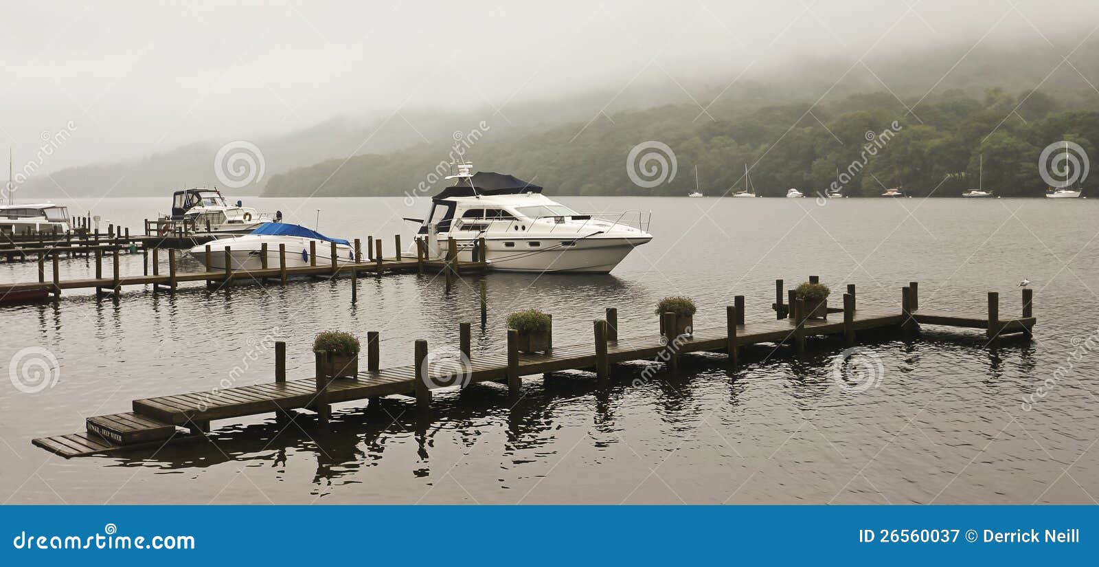 Ein Boots-Dock auf einem nebelhaften englischen See. Ein Boots-Dock auf einem nebelhaften See in Cumbria, England