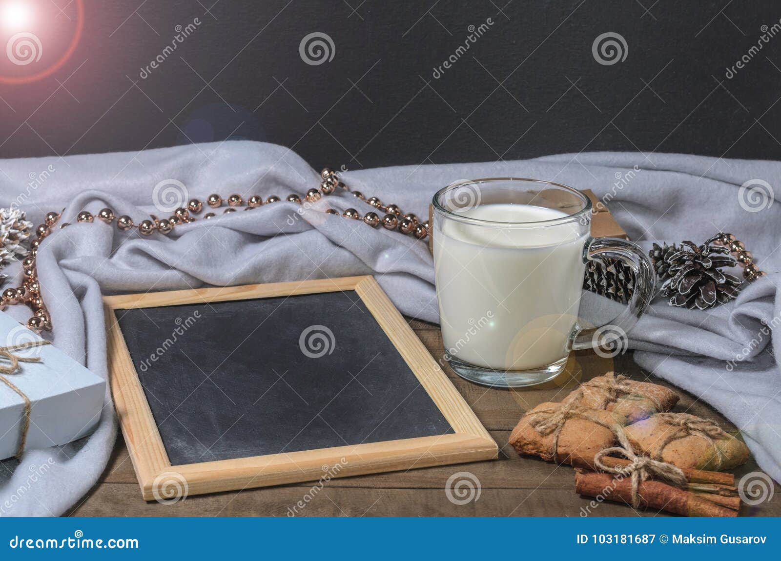  Ein  Cup Von Milch  Von Zimtstangen Von Selbst Gemachten 