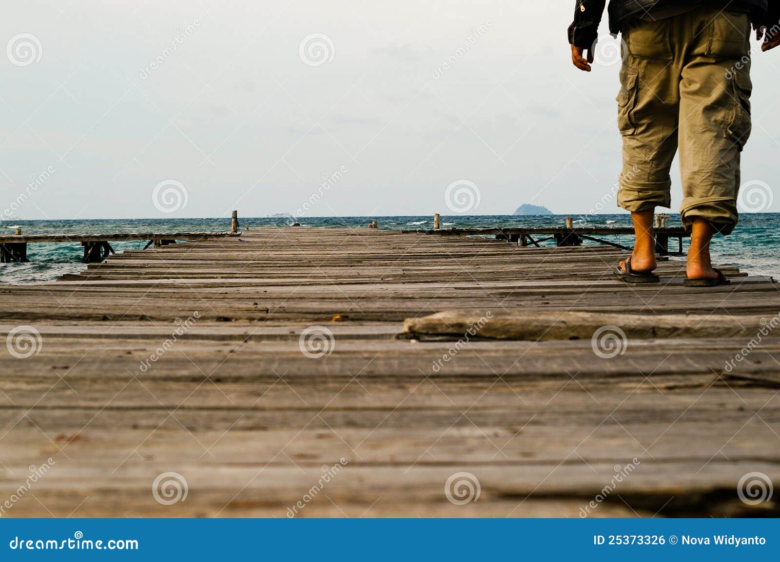 Ein einsamer Mann, der in hölzernen Hafen geht. Nahtlose Beschaffenheit der abstrakten dekorativen Blumen auf einem dunklen Hintergrund