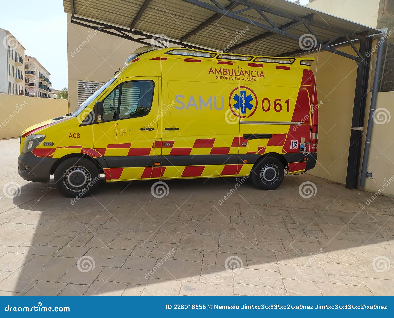 Ein Elektrischer Krankenwagen Parkt Und Lädt Seine Batterie Redaktionelles  Foto - Bild von mallorca, mitte: 228018556
