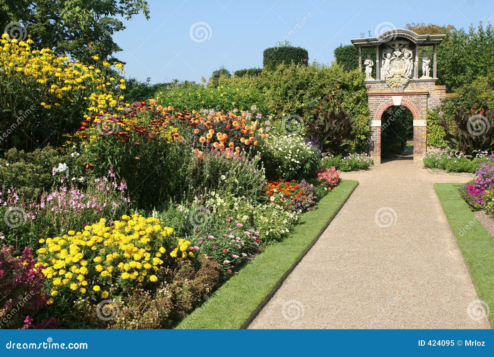 Ein englischer LandGarten stockbild. Bild von garten, lupinen 424095