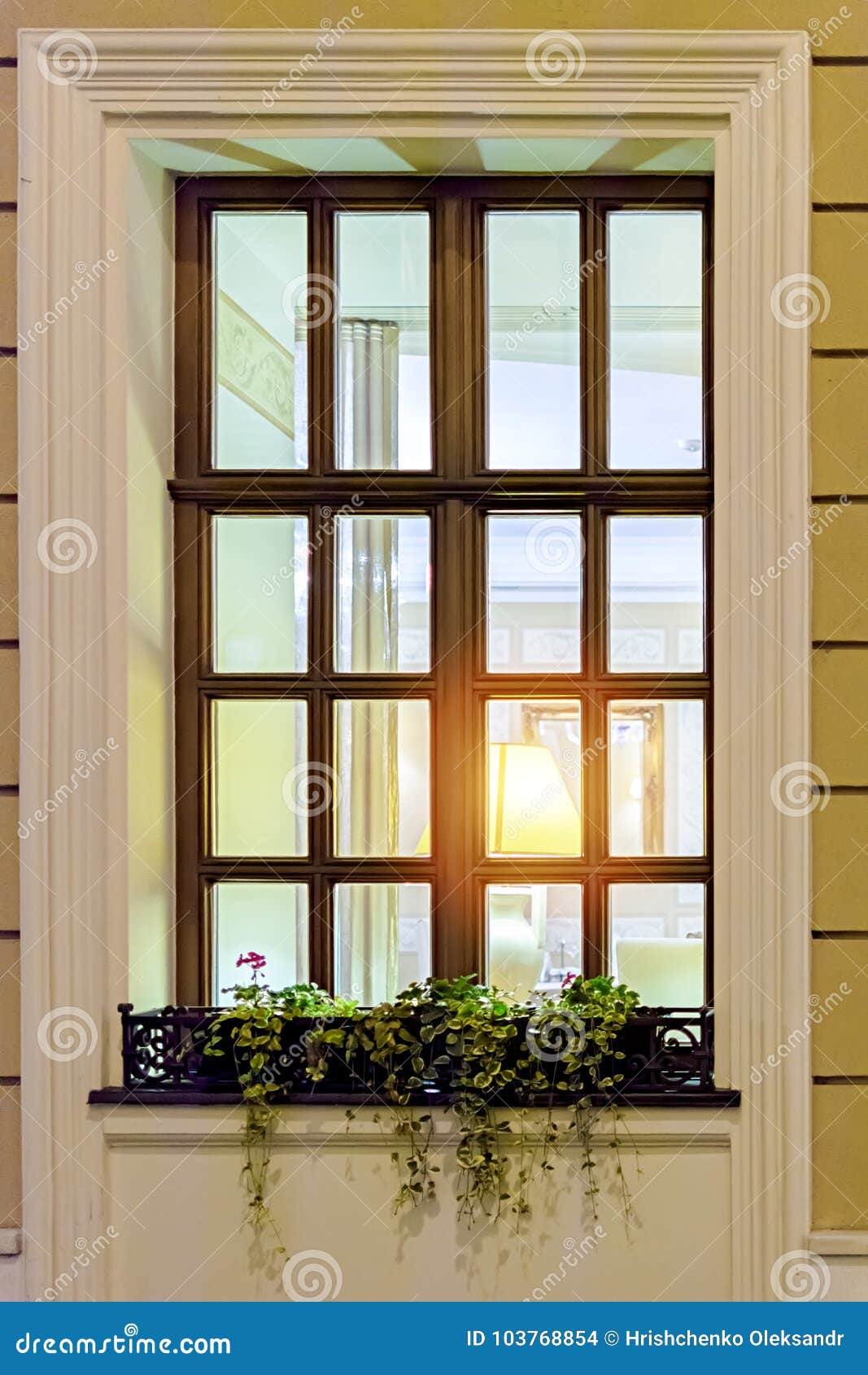 Ein Fenster In Einem Altbau Mit Einer Lampe Stockfoto