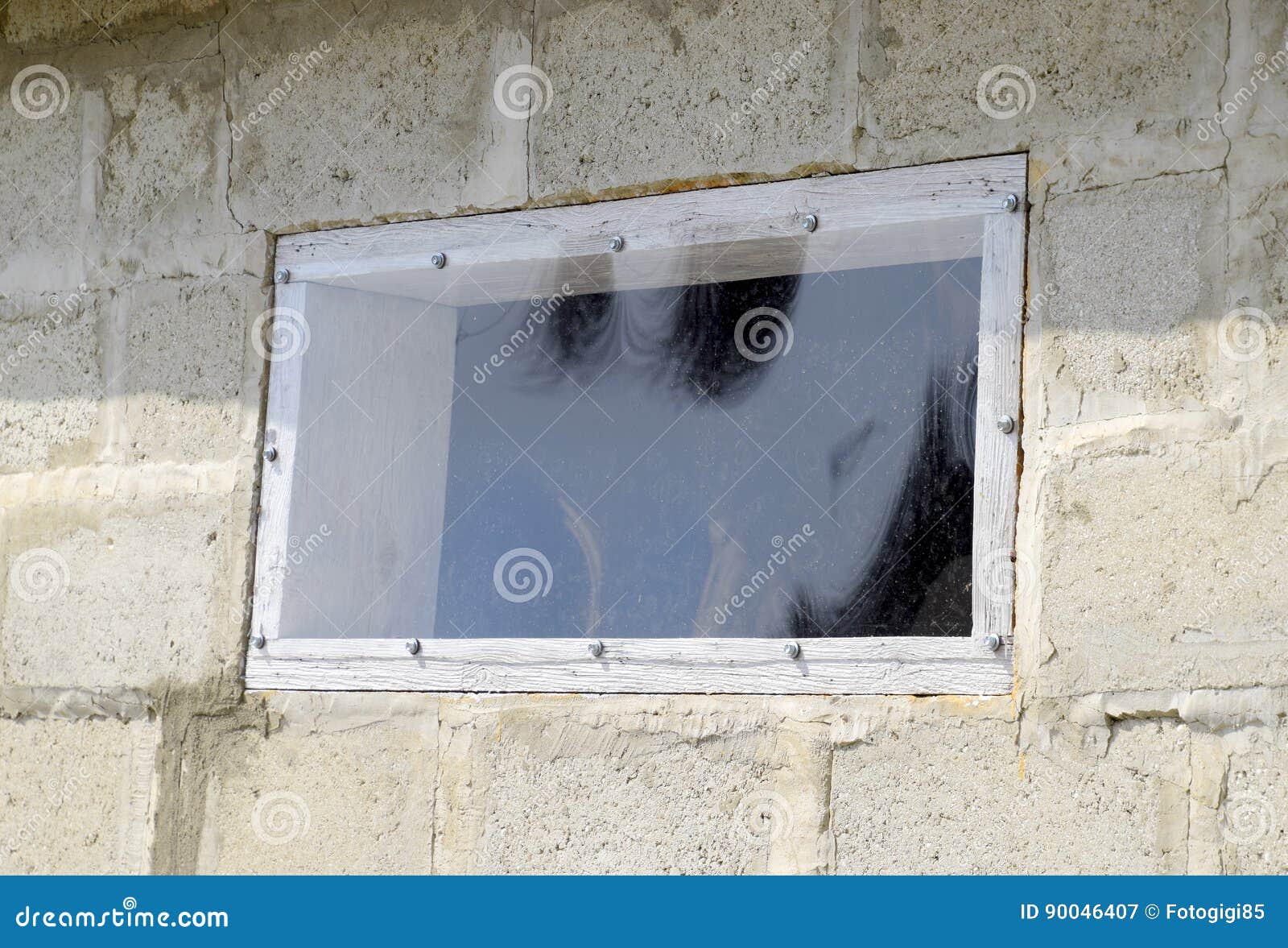 Ein Fenster Gemacht Von Plexiglas In Einer Betonmauer