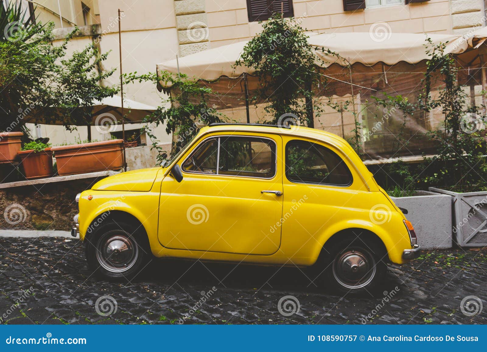 Ein Gelbes Auto In Einer Kleinen Strasse In Rom Stockbild Bild Von Strasse Auto