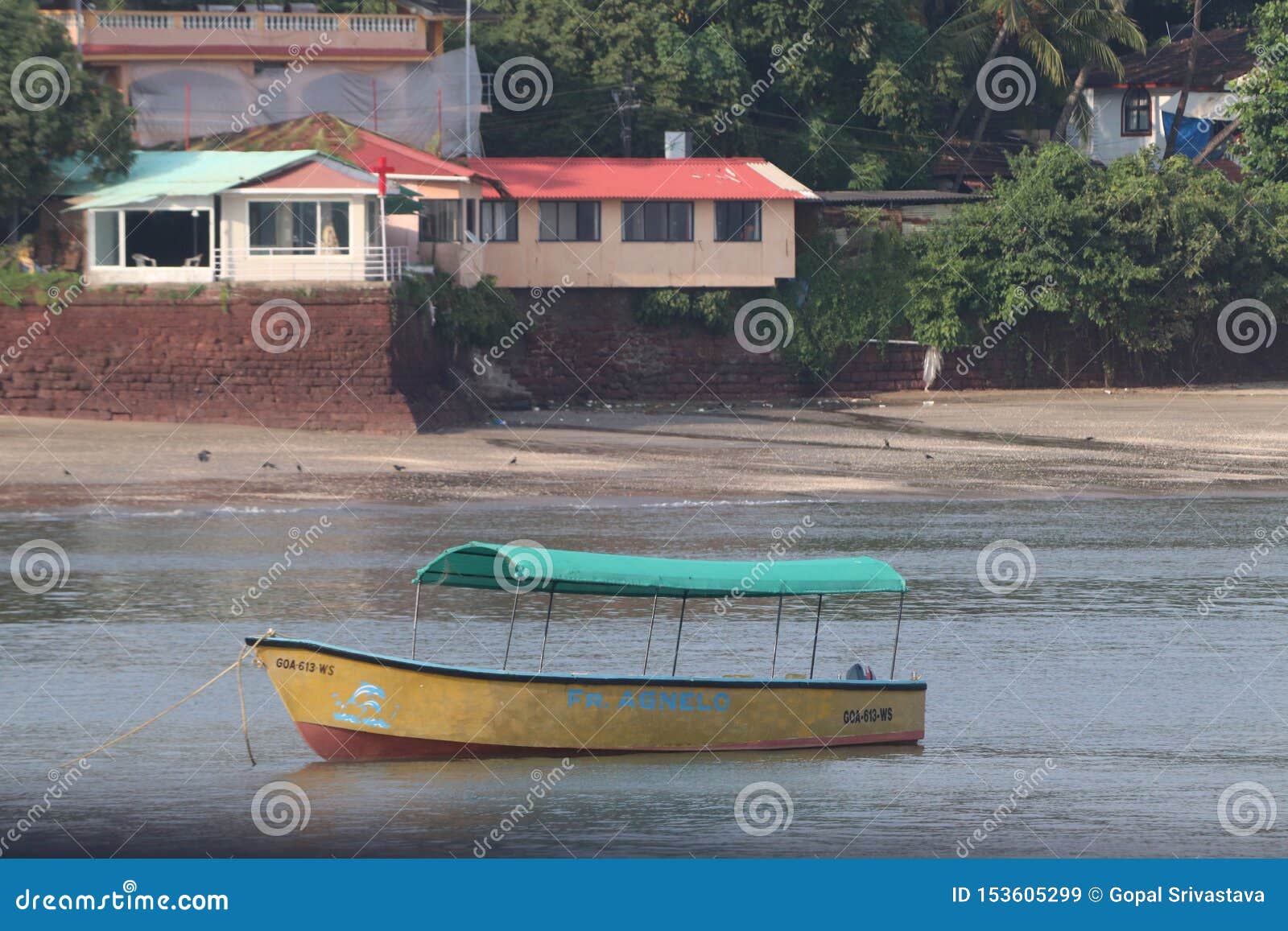 Ein gelbes Boot im Meer. Ein einzelnes Boot im Meer bei Dona Paola, in Goa