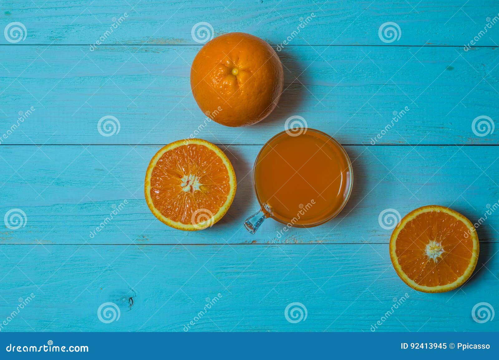 Ein Glas Frischer Orangensaft Mit Geschnittenen Orangen Auf Einem ...